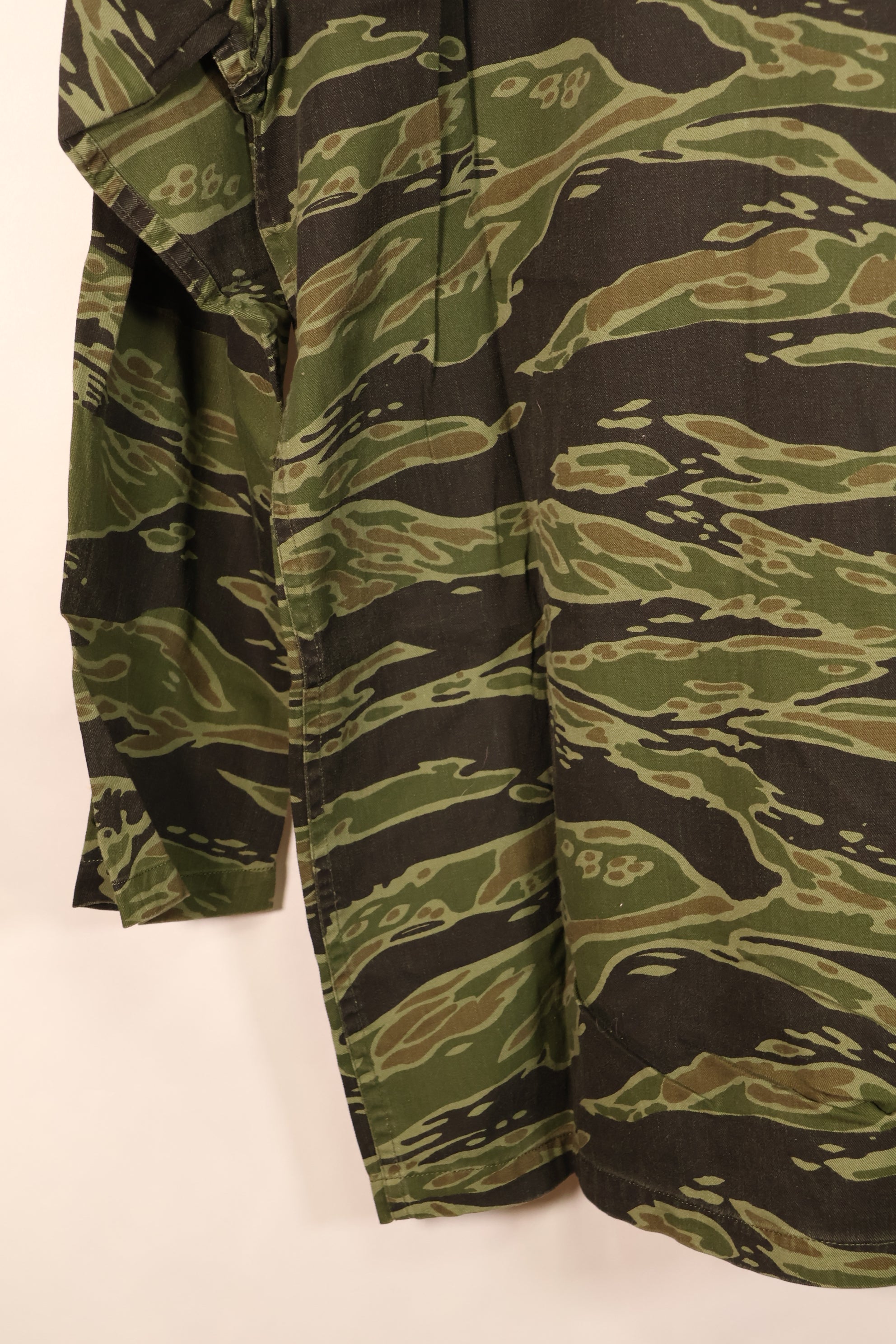 ปลายทศวรรษ 1960, ขนาด M, แบบ Lightweight ช่วงปลายสงคราม, สีเข้ม, เสื้อลายเสือ, มือสอง
