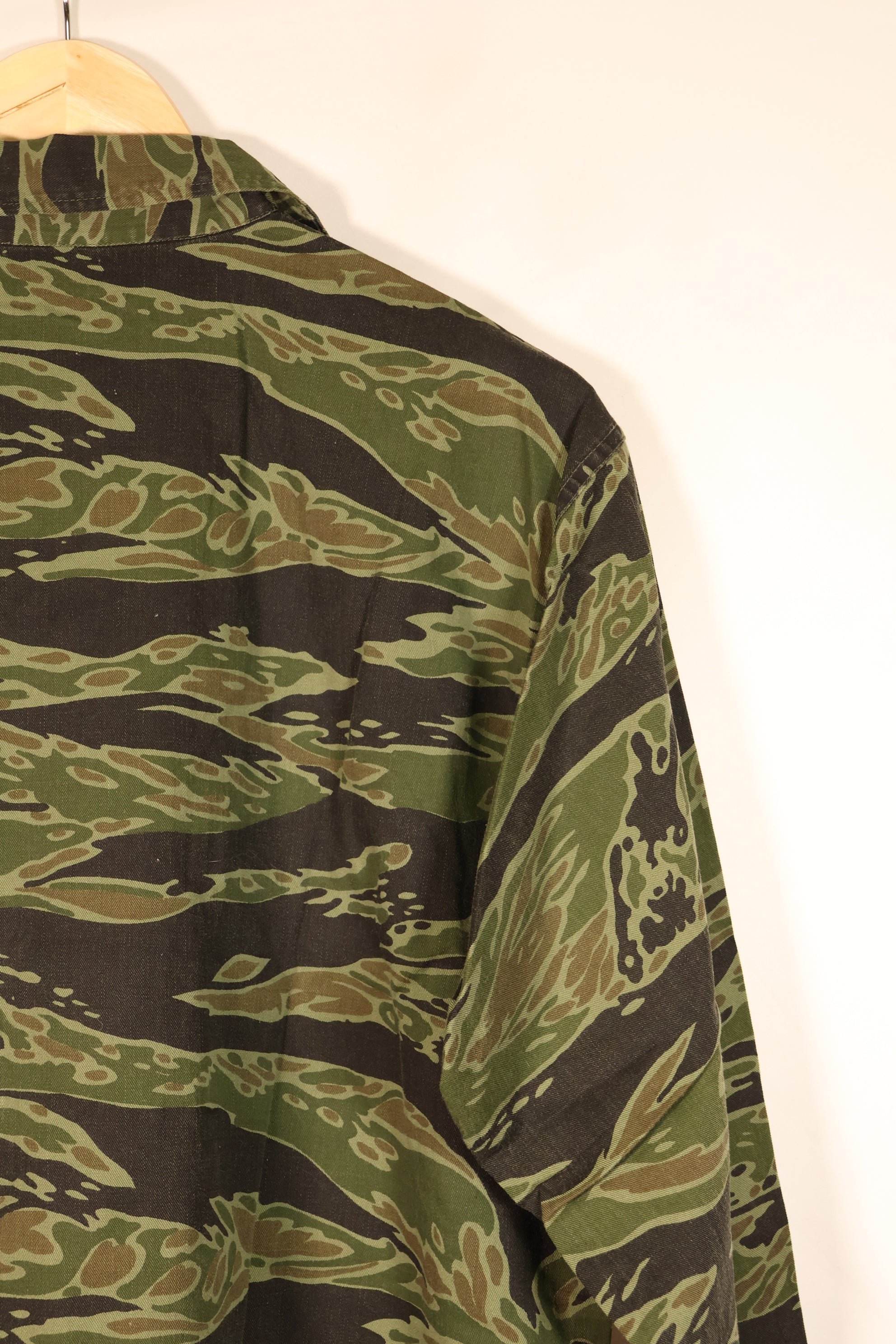 ปลายทศวรรษ 1960, ขนาด M, แบบ Lightweight ช่วงปลายสงคราม, สีเข้ม, เสื้อลายเสือ, มือสอง