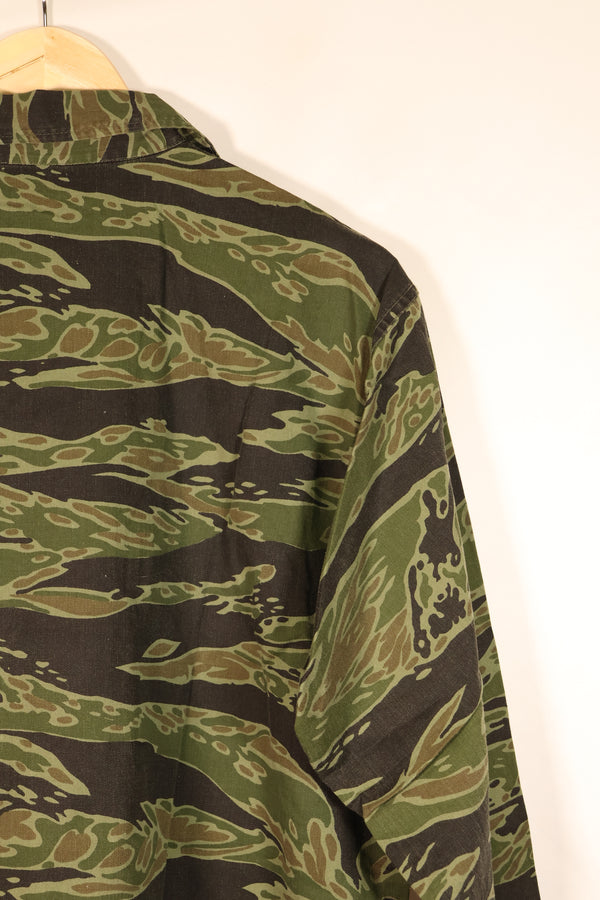 ปลายทศวรรษ 1960, ขนาด M, แบบ Lightweight ช่วงปลายสงคราม, สีเข้ม, เสื้อลายเสือ, มือสอง