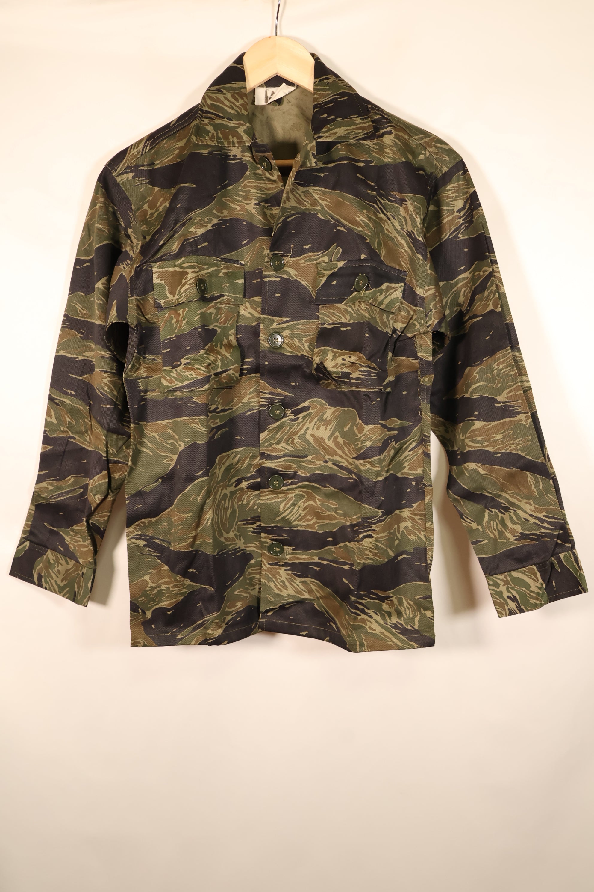 กลางทศวรรษ 1960, A-M, ลายเสือเงิน, แบบตัดเย็บสไตล์เอเชีย, เสื้อลายเสือ, แทบไม่ได้ใส่เลย