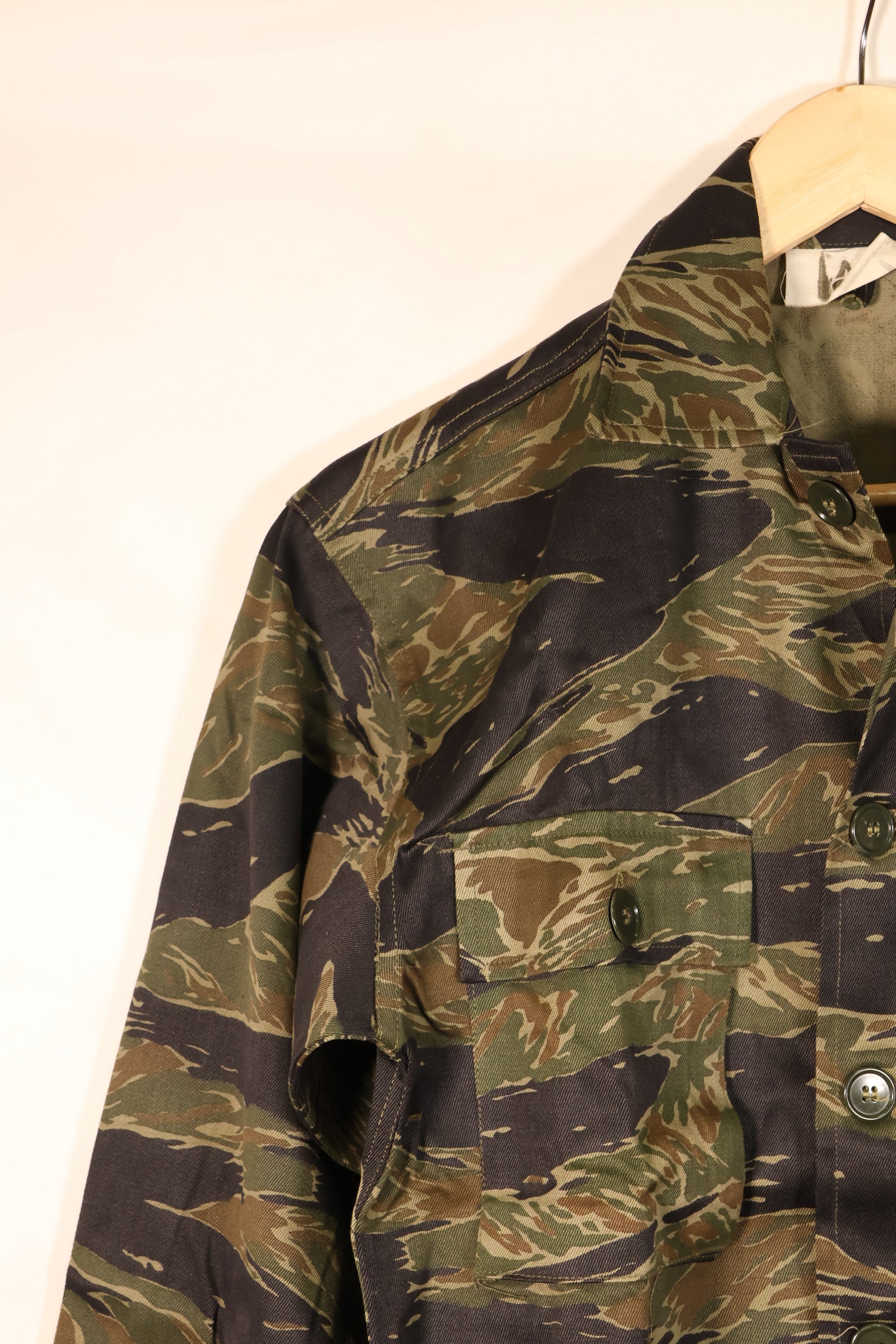 กลางทศวรรษ 1960, A-M, ลายเสือเงิน, แบบตัดเย็บสไตล์เอเชีย, เสื้อลายเสือ, แทบไม่ได้ใส่เลย