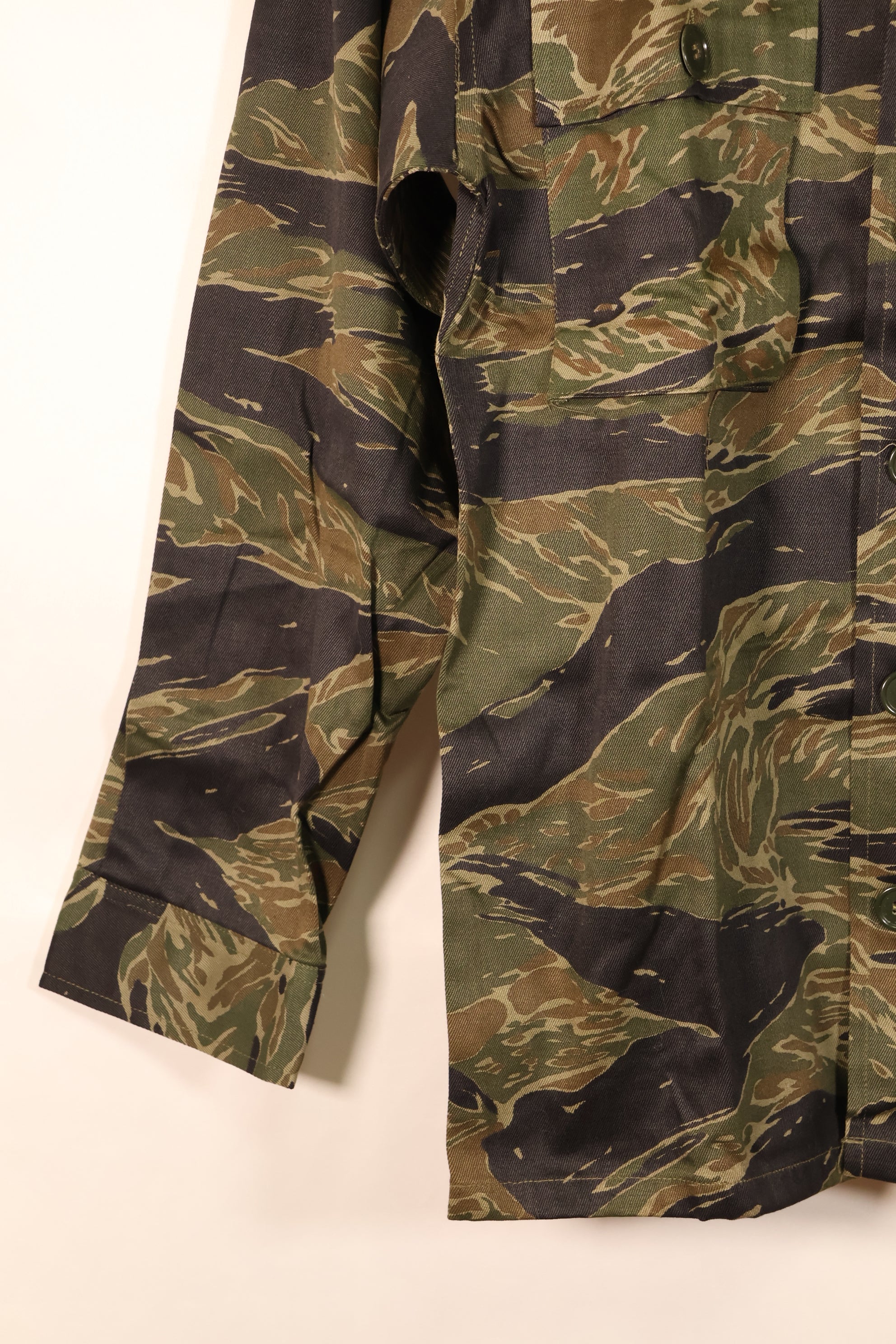 กลางทศวรรษ 1960, A-M, ลายเสือเงิน, แบบตัดเย็บสไตล์เอเชีย, เสื้อลายเสือ, แทบไม่ได้ใส่เลย