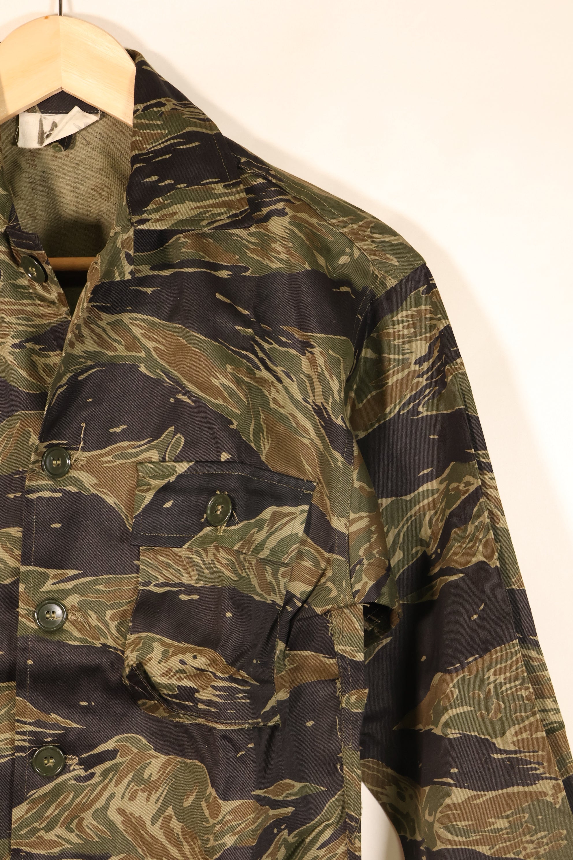 กลางทศวรรษ 1960, A-M, ลายเสือเงิน, แบบตัดเย็บสไตล์เอเชีย, เสื้อลายเสือ, แทบไม่ได้ใส่เลย