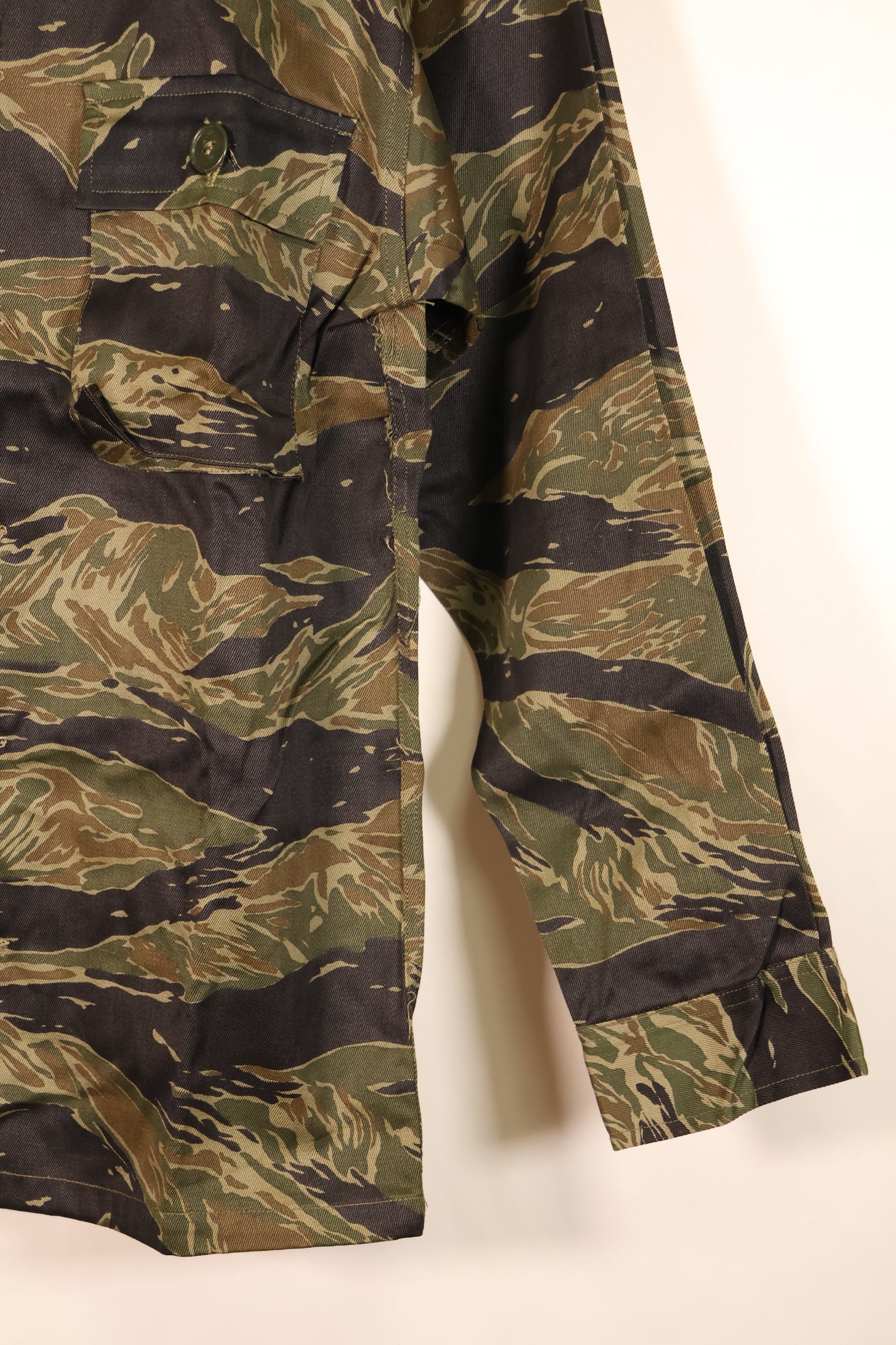 กลางทศวรรษ 1960, A-M, ลายเสือเงิน, แบบตัดเย็บสไตล์เอเชีย, เสื้อลายเสือ, แทบไม่ได้ใส่เลย