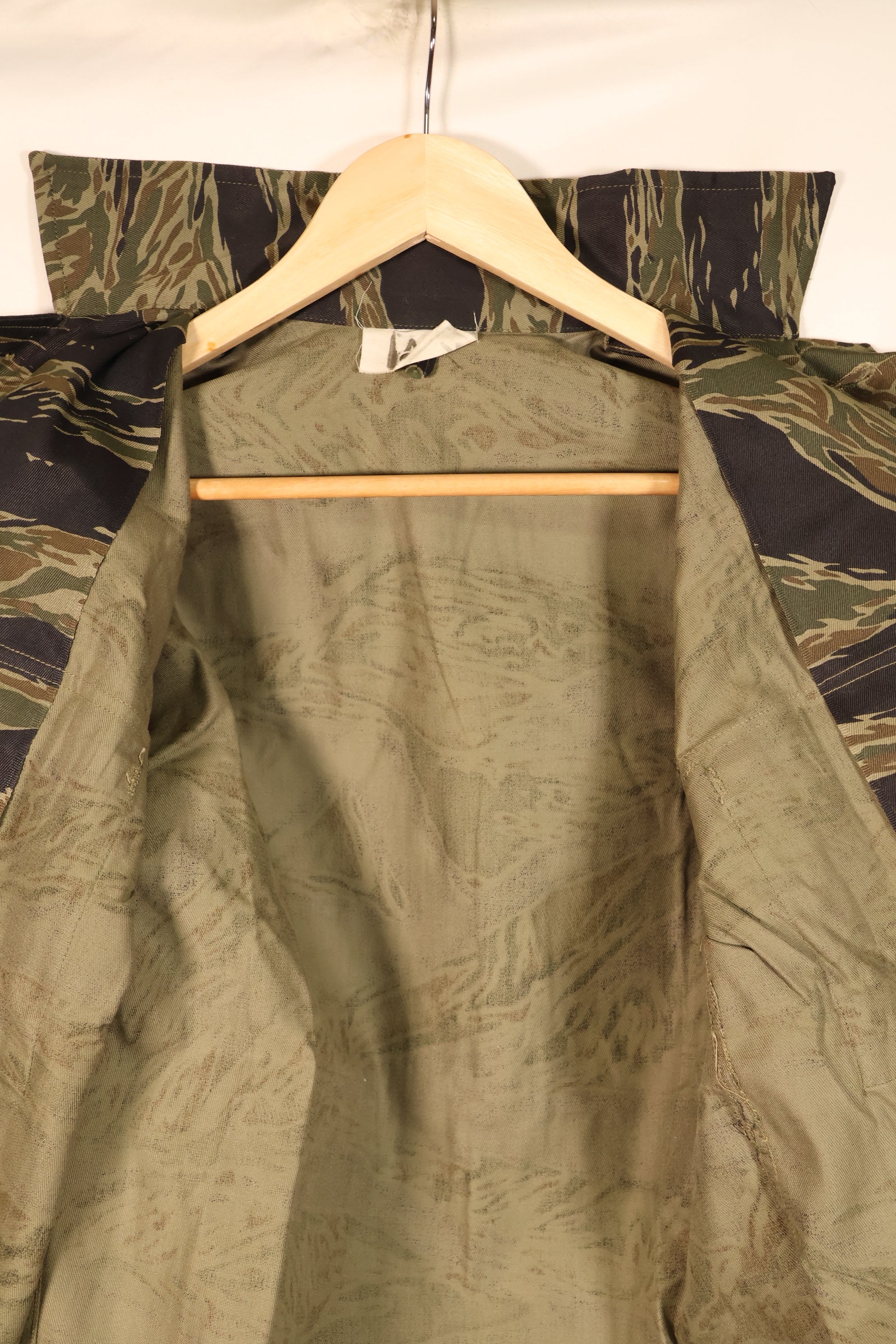 กลางทศวรรษ 1960, A-M, ลายเสือเงิน, แบบตัดเย็บสไตล์เอเชีย, เสื้อลายเสือ, แทบไม่ได้ใส่เลย