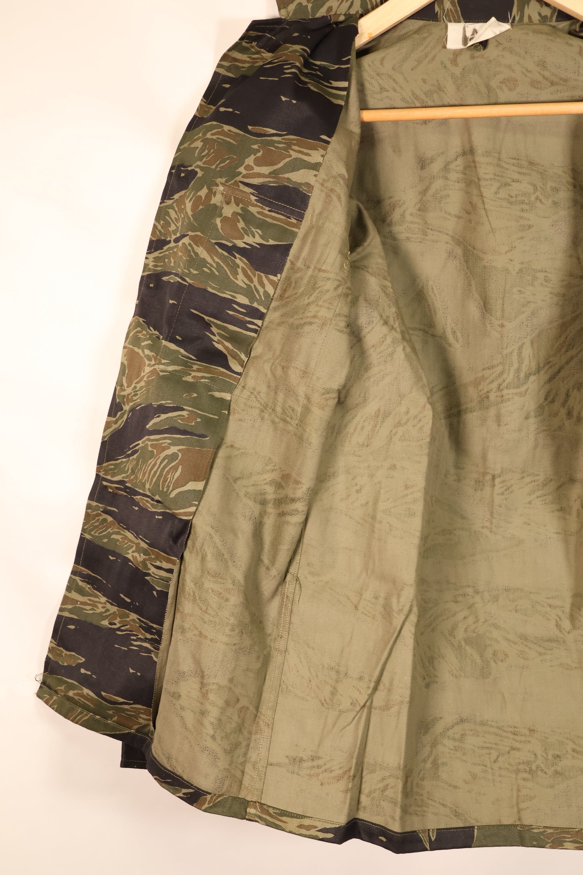 กลางทศวรรษ 1960, A-M, ลายเสือเงิน, แบบตัดเย็บสไตล์เอเชีย, เสื้อลายเสือ, แทบไม่ได้ใส่เลย