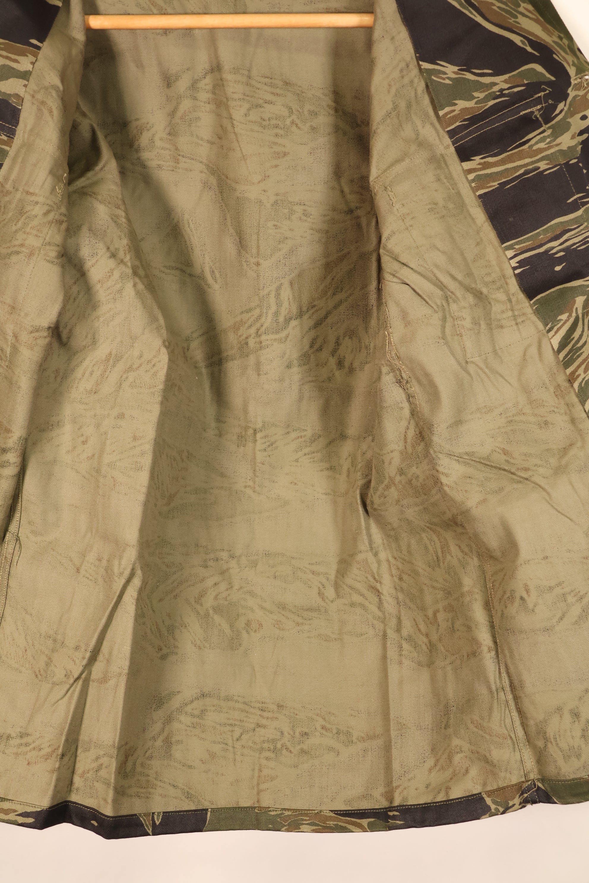 กลางทศวรรษ 1960, A-M, ลายเสือเงิน, แบบตัดเย็บสไตล์เอเชีย, เสื้อลายเสือ, แทบไม่ได้ใส่เลย