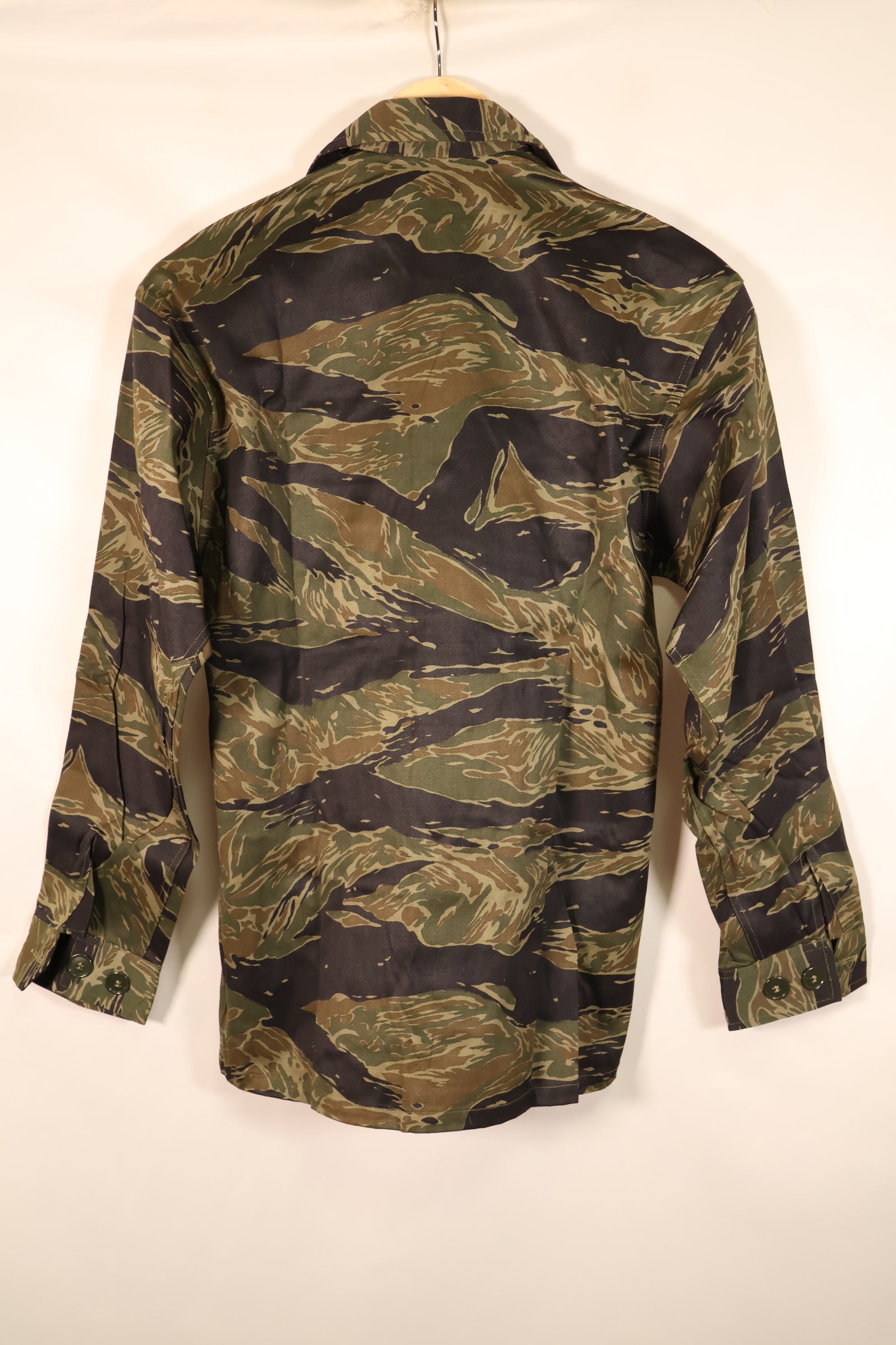 กลางทศวรรษ 1960, A-M, ลายเสือเงิน, แบบตัดเย็บสไตล์เอเชีย, เสื้อลายเสือ, แทบไม่ได้ใส่เลย
