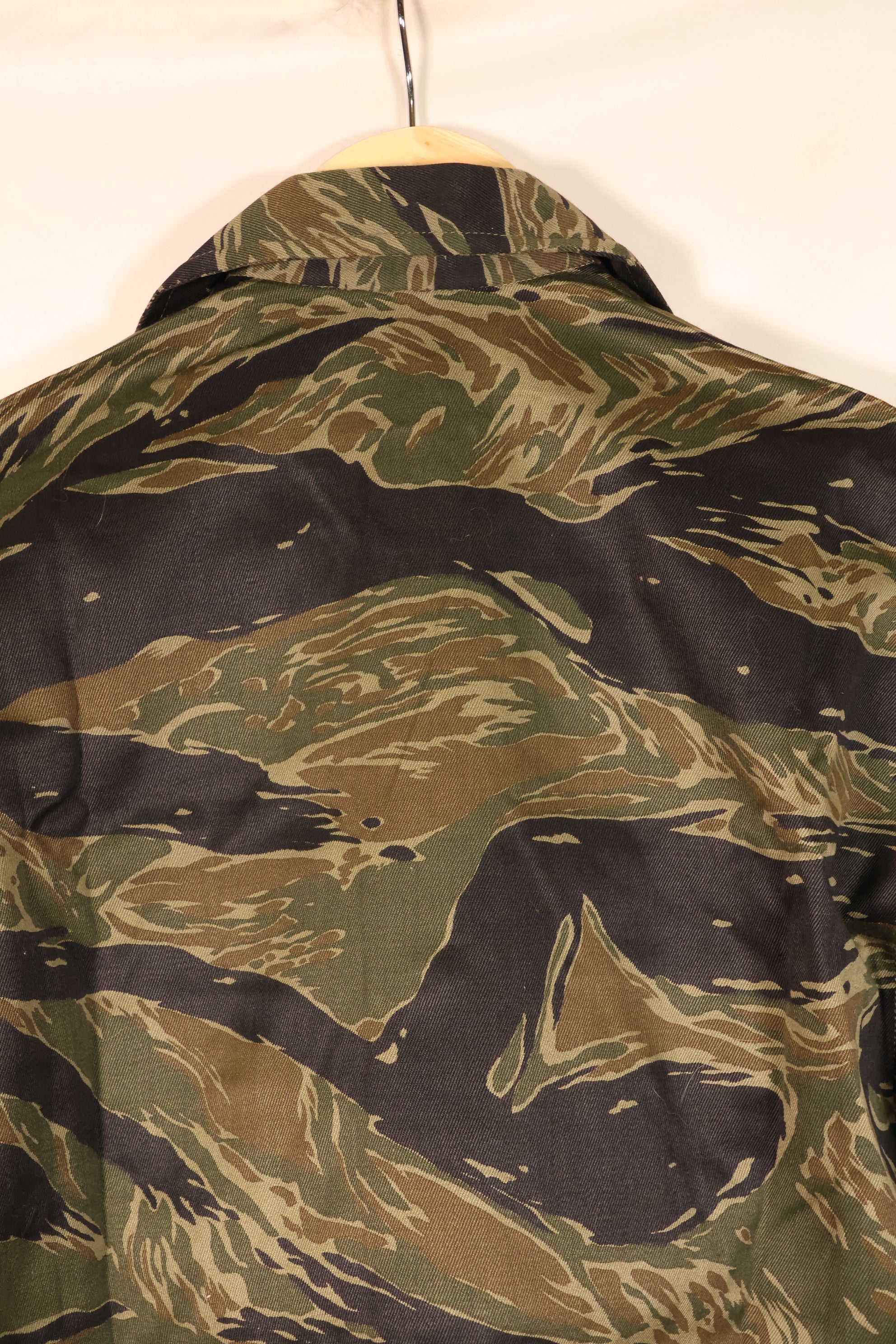 กลางทศวรรษ 1960, A-M, ลายเสือเงิน, แบบตัดเย็บสไตล์เอเชีย, เสื้อลายเสือ, แทบไม่ได้ใส่เลย
