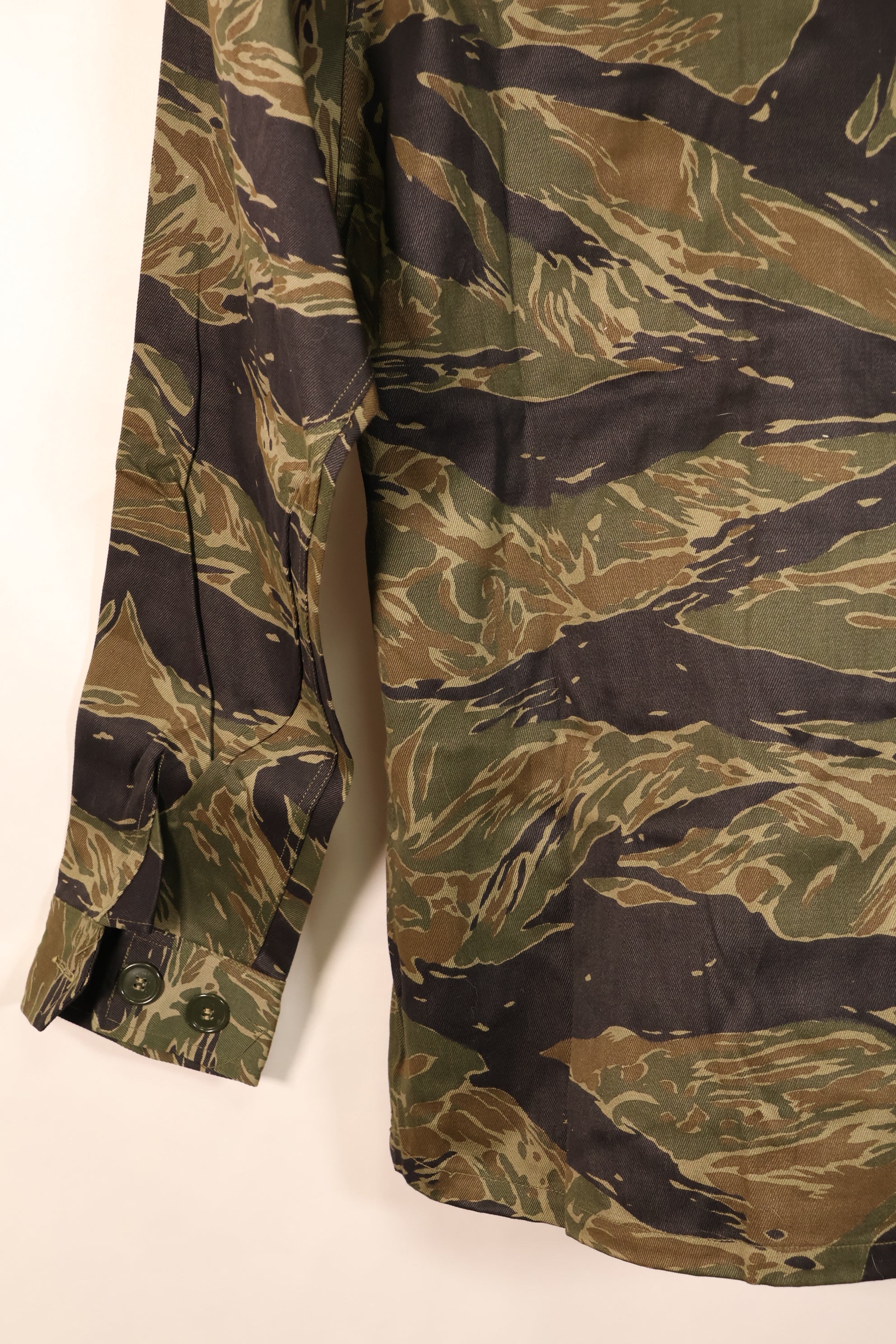 กลางทศวรรษ 1960, A-M, ลายเสือเงิน, แบบตัดเย็บสไตล์เอเชีย, เสื้อลายเสือ, แทบไม่ได้ใส่เลย