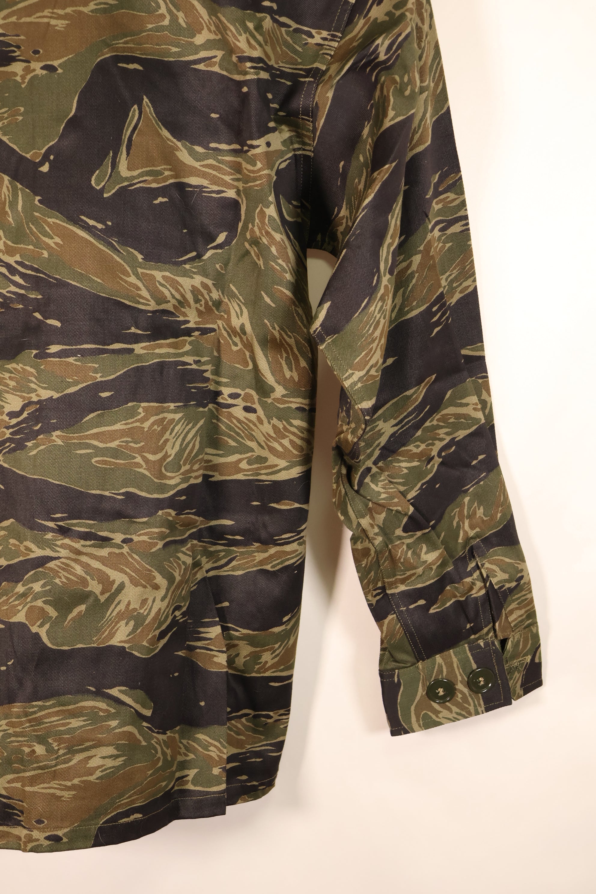 กลางทศวรรษ 1960, A-M, ลายเสือเงิน, แบบตัดเย็บสไตล์เอเชีย, เสื้อลายเสือ, แทบไม่ได้ใส่เลย