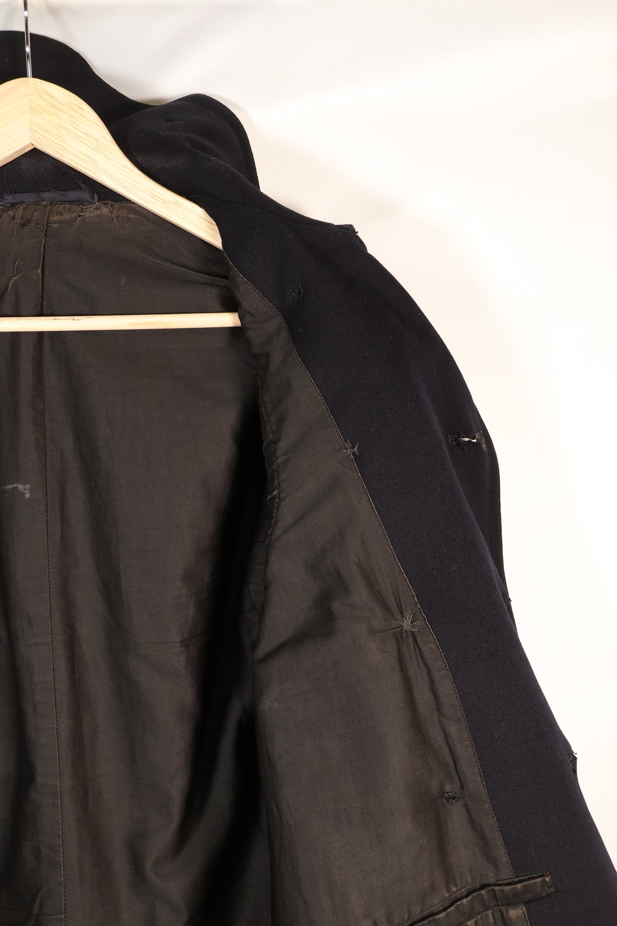 ประมาณปี 1940 ขนาดประมาณ 38 กระดุม 10 เม็ด เสื้อโค้ทของกองทัพเรือสหรัฐฯ สภาพดี B