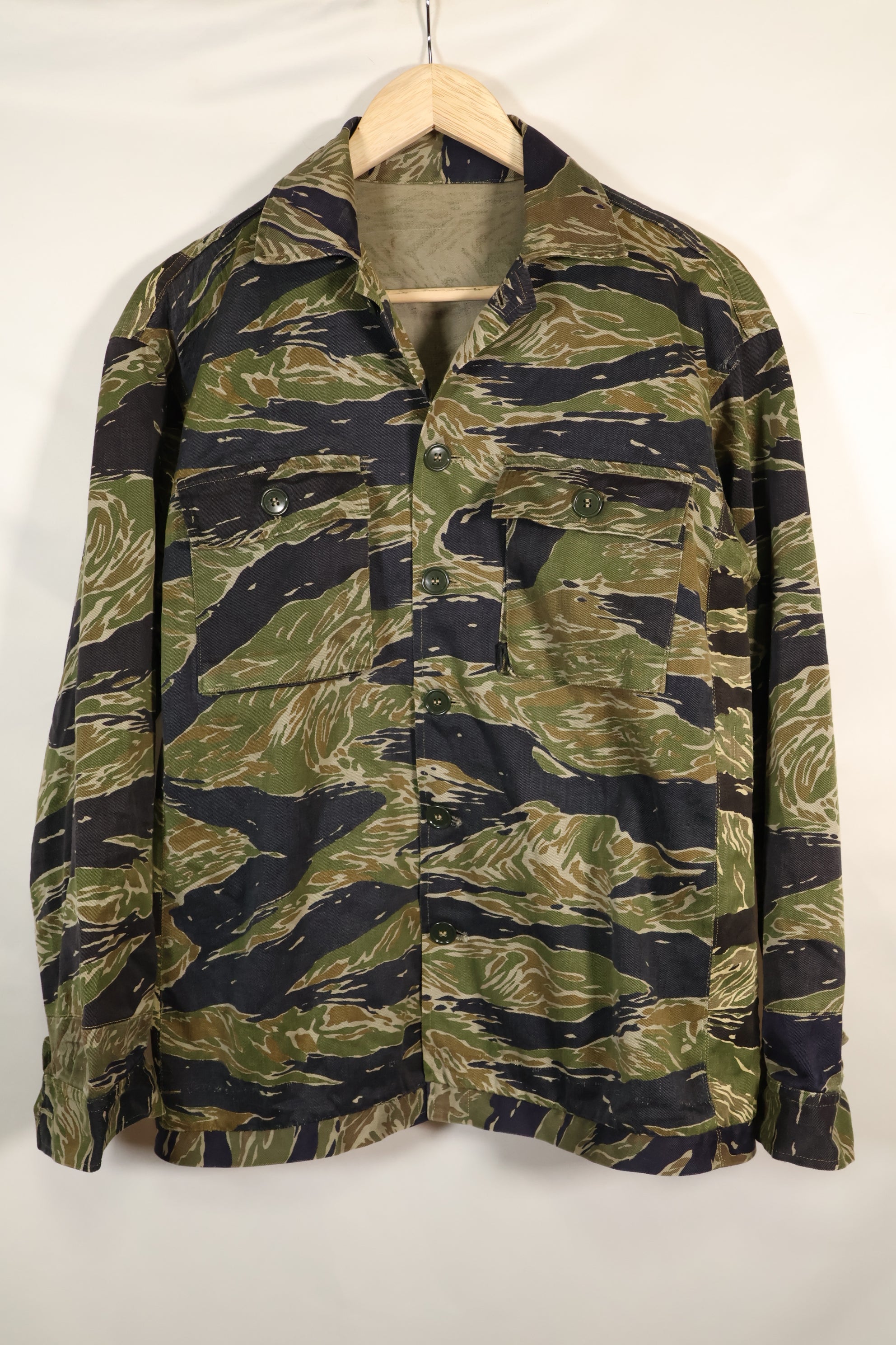 เสื้อเชิ้ต Silver Tiger ผลิตในญี่ปุ่นช่วงกลางทศวรรษ 1960 ตัดแบบเอเชีย ปรับขนาดด้วยผ้าอีกชิ้น มีการใช้งานแล้ว