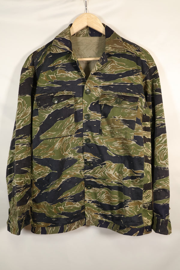 เสื้อเชิ้ต Silver Tiger ผลิตในญี่ปุ่นช่วงกลางทศวรรษ 1960 ตัดแบบเอเชีย ปรับขนาดด้วยผ้าอีกชิ้น มีการใช้งานแล้ว