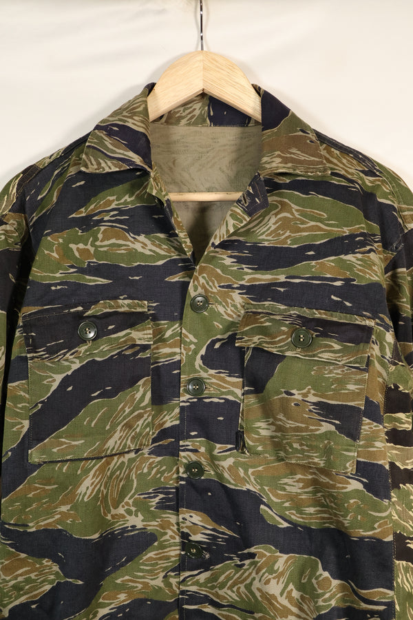 เสื้อเชิ้ต Silver Tiger ผลิตในญี่ปุ่นช่วงกลางทศวรรษ 1960 ตัดแบบเอเชีย ปรับขนาดด้วยผ้าอีกชิ้น มีการใช้งานแล้ว