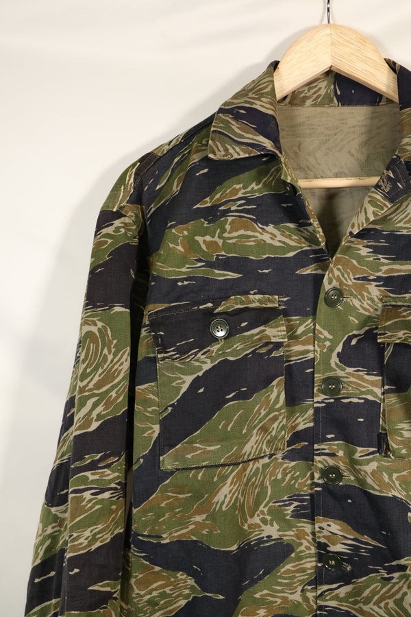 เสื้อเชิ้ต Silver Tiger ผลิตในญี่ปุ่นช่วงกลางทศวรรษ 1960 ตัดแบบเอเชีย ปรับขนาดด้วยผ้าอีกชิ้น มีการใช้งานแล้ว