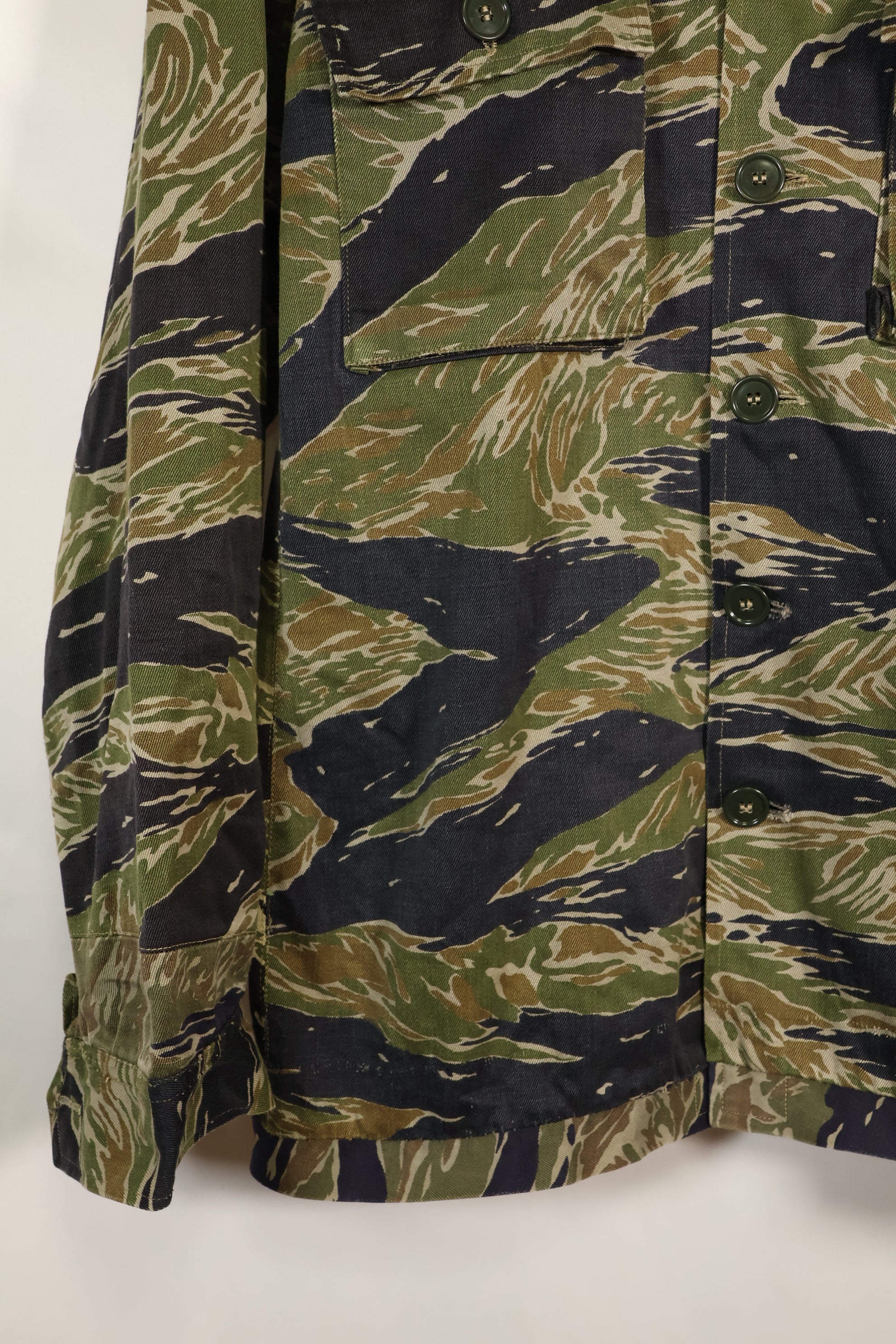 เสื้อเชิ้ต Silver Tiger ผลิตในญี่ปุ่นช่วงกลางทศวรรษ 1960 ตัดแบบเอเชีย ปรับขนาดด้วยผ้าอีกชิ้น มีการใช้งานแล้ว