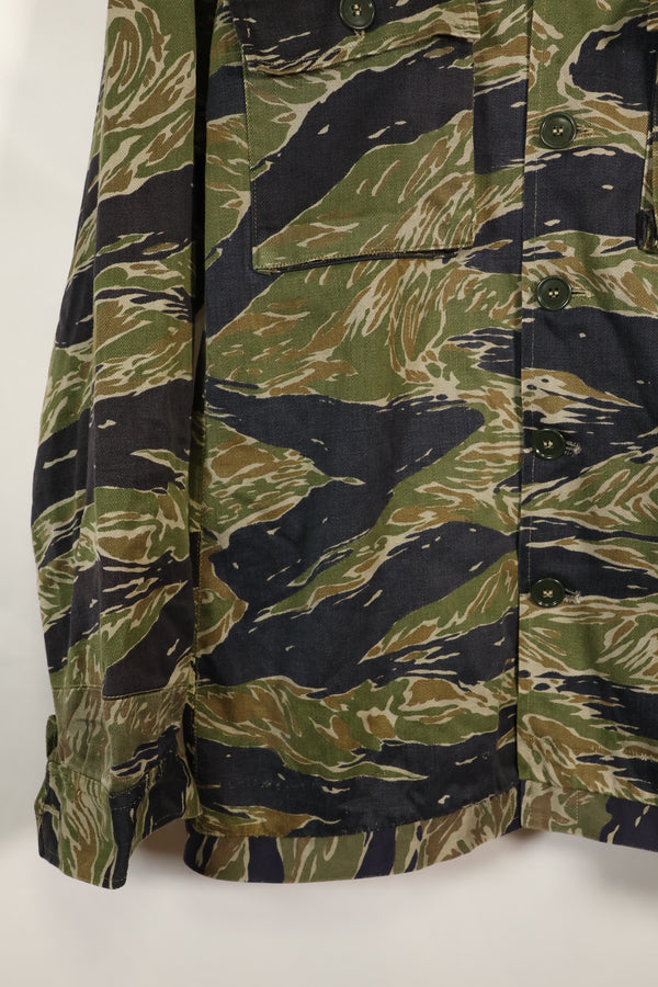 เสื้อเชิ้ต Silver Tiger ผลิตในญี่ปุ่นช่วงกลางทศวรรษ 1960 ตัดแบบเอเชีย ปรับขนาดด้วยผ้าอีกชิ้น มีการใช้งานแล้ว