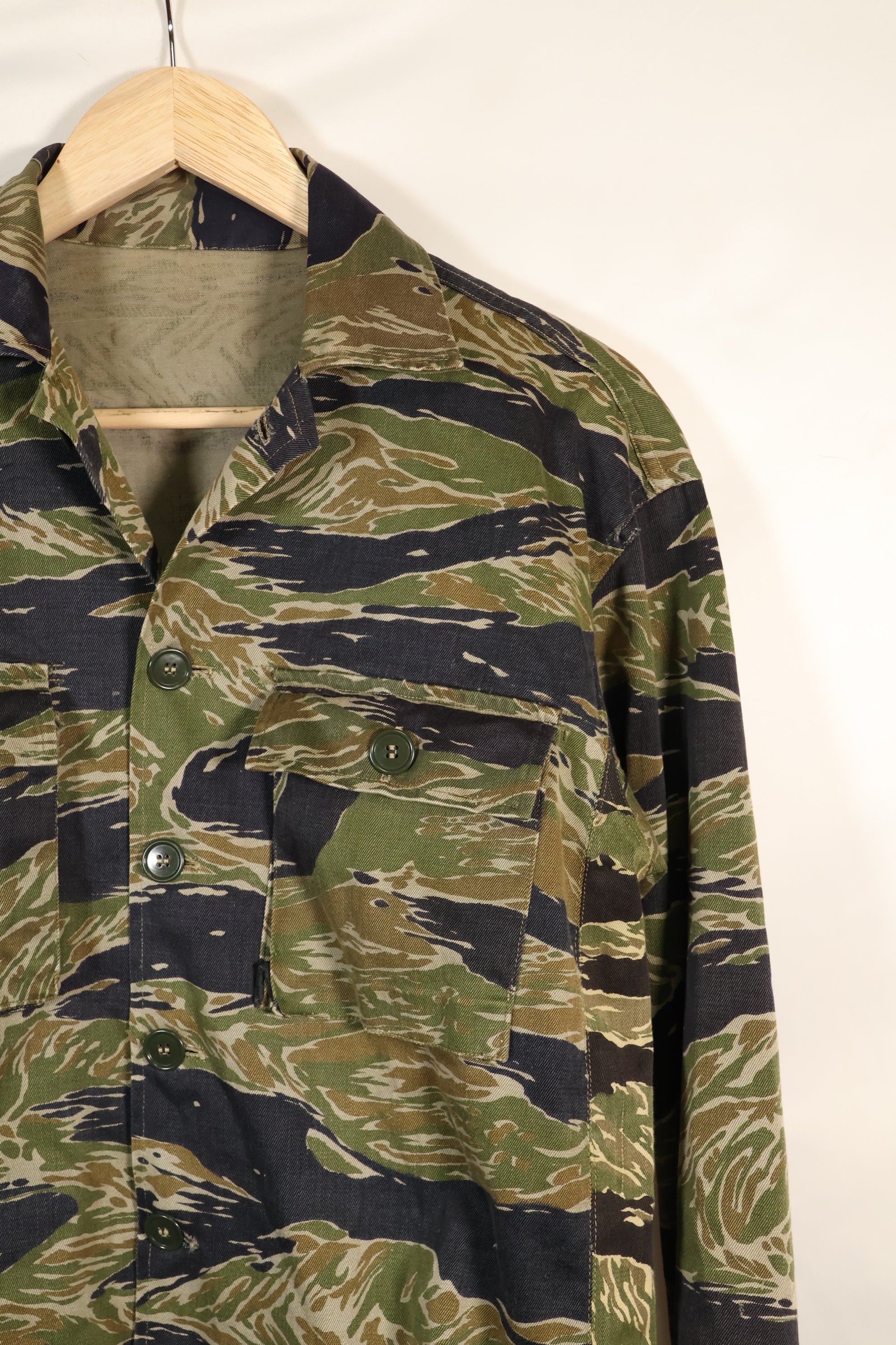 เสื้อเชิ้ต Silver Tiger ผลิตในญี่ปุ่นช่วงกลางทศวรรษ 1960 ตัดแบบเอเชีย ปรับขนาดด้วยผ้าอีกชิ้น มีการใช้งานแล้ว