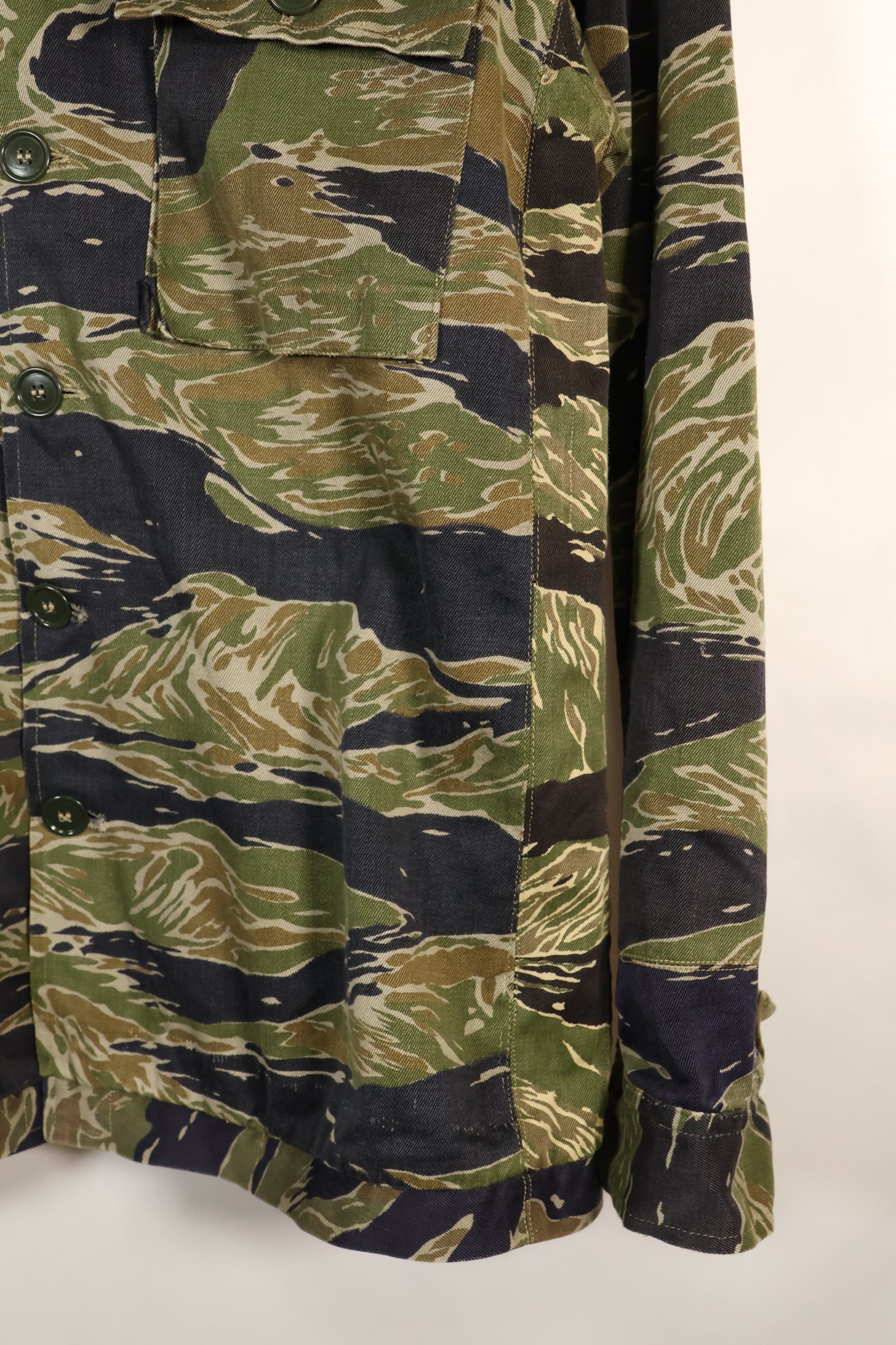 เสื้อเชิ้ต Silver Tiger ผลิตในญี่ปุ่นช่วงกลางทศวรรษ 1960 ตัดแบบเอเชีย ปรับขนาดด้วยผ้าอีกชิ้น มีการใช้งานแล้ว