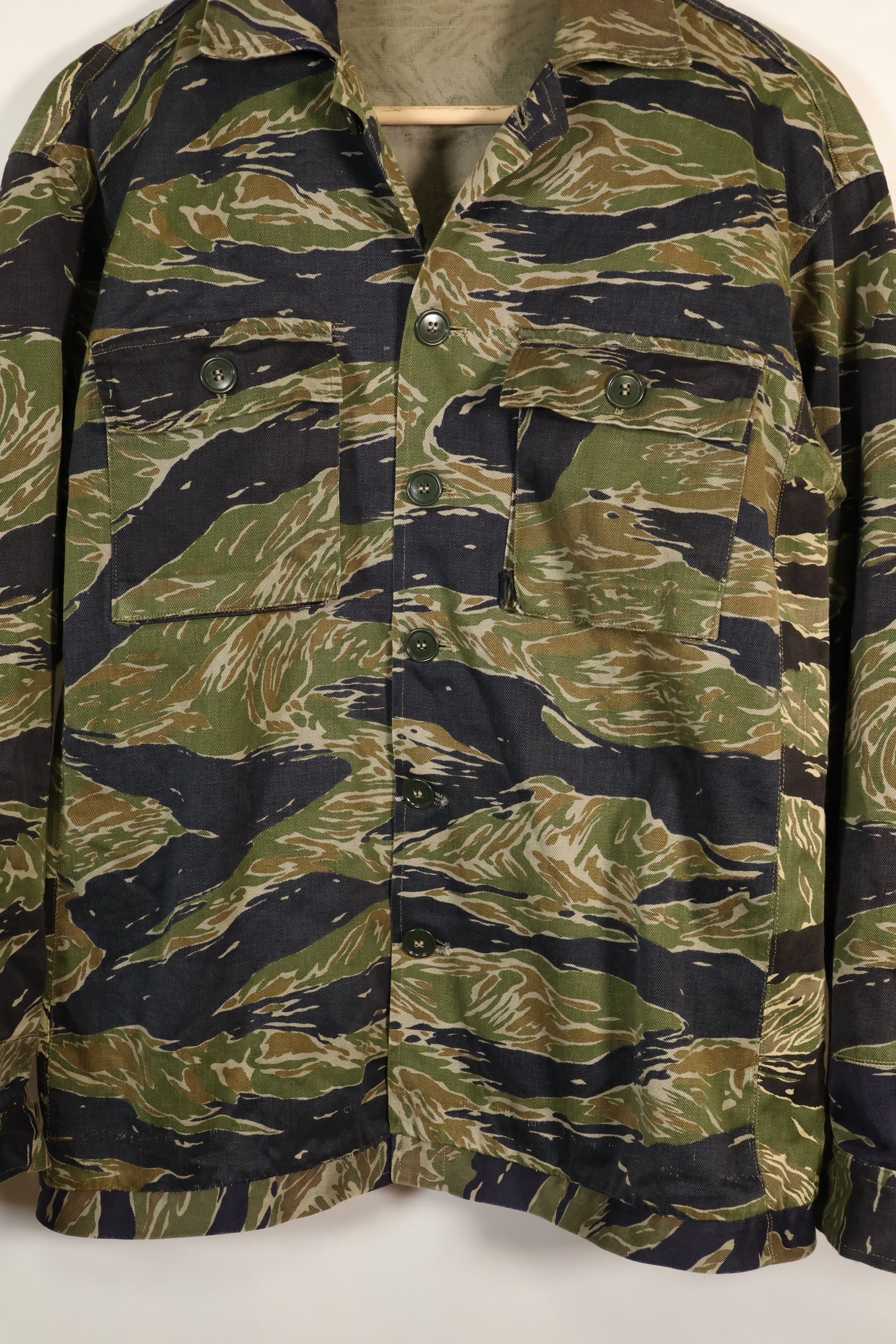 เสื้อเชิ้ต Silver Tiger ผลิตในญี่ปุ่นช่วงกลางทศวรรษ 1960 ตัดแบบเอเชีย ปรับขนาดด้วยผ้าอีกชิ้น มีการใช้งานแล้ว