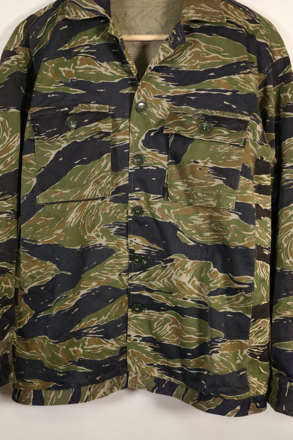 เสื้อเชิ้ต Silver Tiger ผลิตในญี่ปุ่นช่วงกลางทศวรรษ 1960 ตัดแบบเอเชีย ปรับขนาดด้วยผ้าอีกชิ้น มีการใช้งานแล้ว