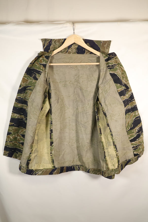 เสื้อเชิ้ต Silver Tiger ผลิตในญี่ปุ่นช่วงกลางทศวรรษ 1960 ตัดแบบเอเชีย ปรับขนาดด้วยผ้าอีกชิ้น มีการใช้งานแล้ว