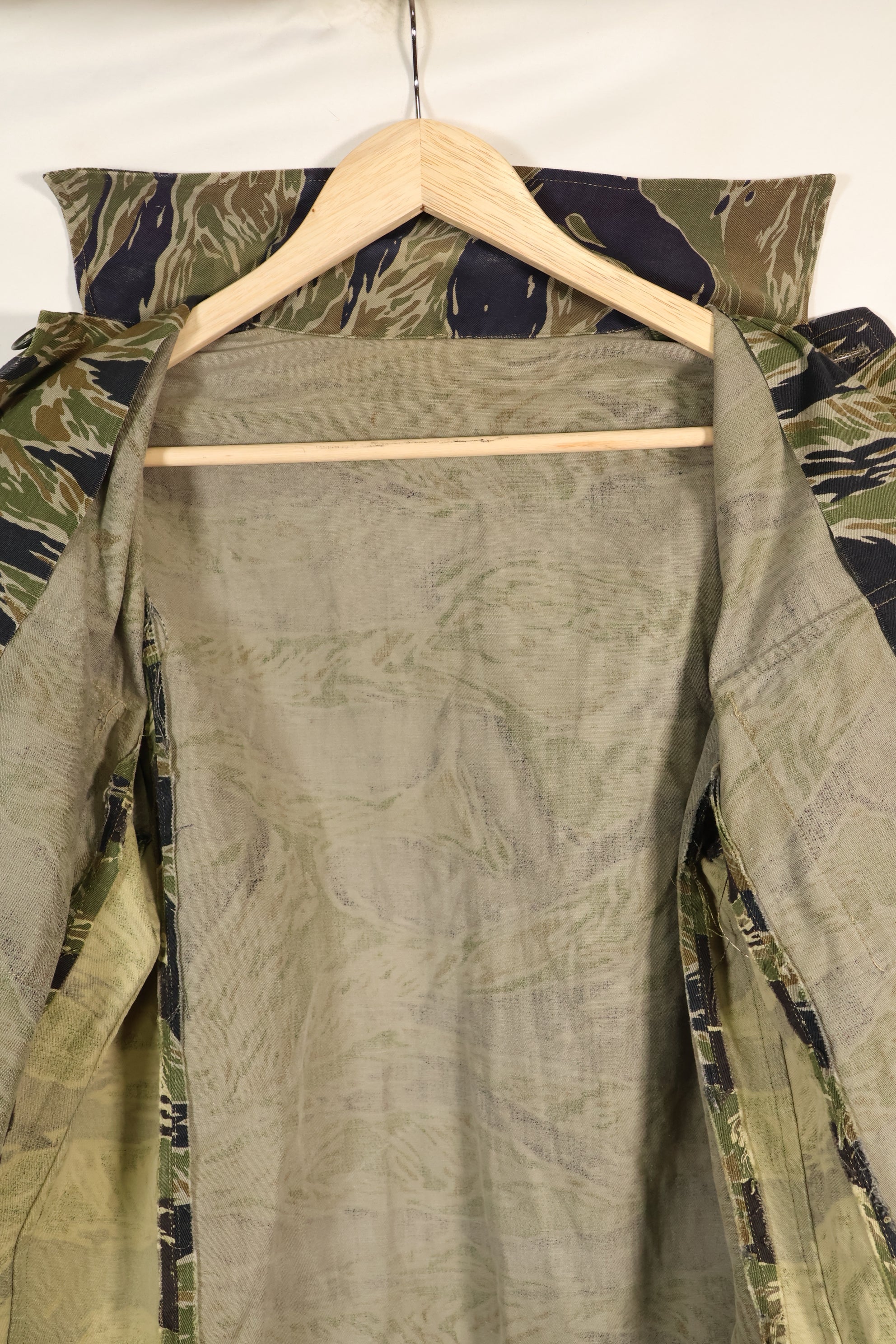 เสื้อเชิ้ต Silver Tiger ผลิตในญี่ปุ่นช่วงกลางทศวรรษ 1960 ตัดแบบเอเชีย ปรับขนาดด้วยผ้าอีกชิ้น มีการใช้งานแล้ว