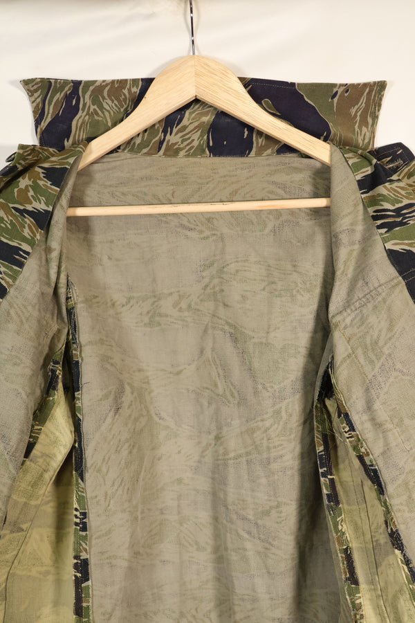 เสื้อเชิ้ต Silver Tiger ผลิตในญี่ปุ่นช่วงกลางทศวรรษ 1960 ตัดแบบเอเชีย ปรับขนาดด้วยผ้าอีกชิ้น มีการใช้งานแล้ว