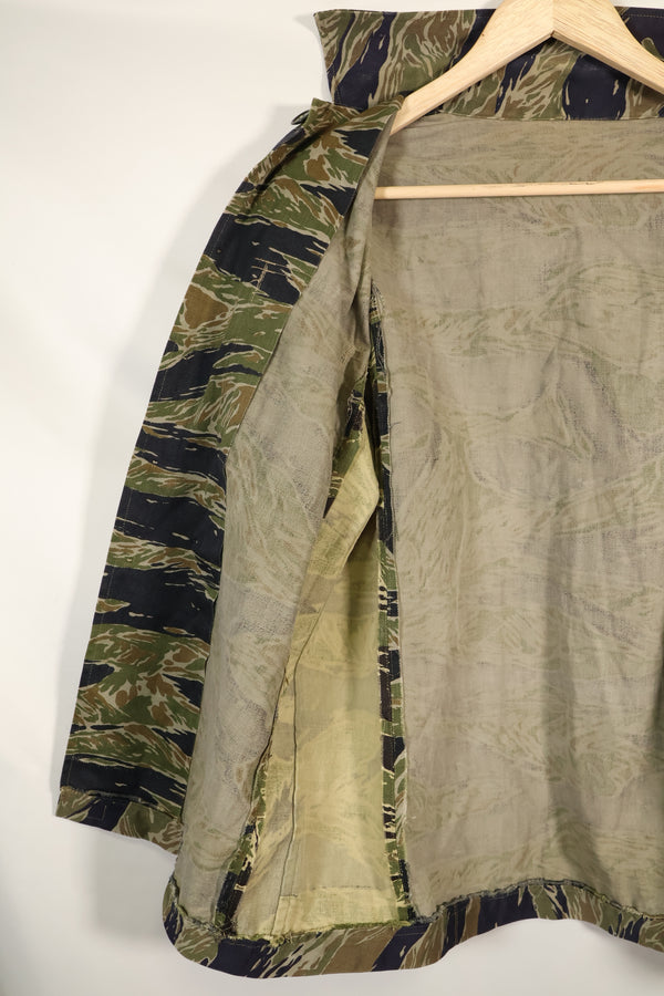 เสื้อเชิ้ต Silver Tiger ผลิตในญี่ปุ่นช่วงกลางทศวรรษ 1960 ตัดแบบเอเชีย ปรับขนาดด้วยผ้าอีกชิ้น มีการใช้งานแล้ว