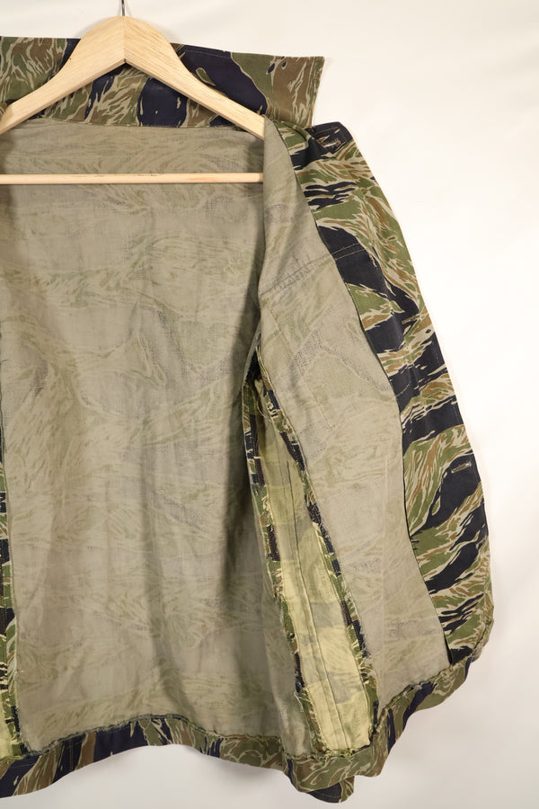 เสื้อเชิ้ต Silver Tiger ผลิตในญี่ปุ่นช่วงกลางทศวรรษ 1960 ตัดแบบเอเชีย ปรับขนาดด้วยผ้าอีกชิ้น มีการใช้งานแล้ว