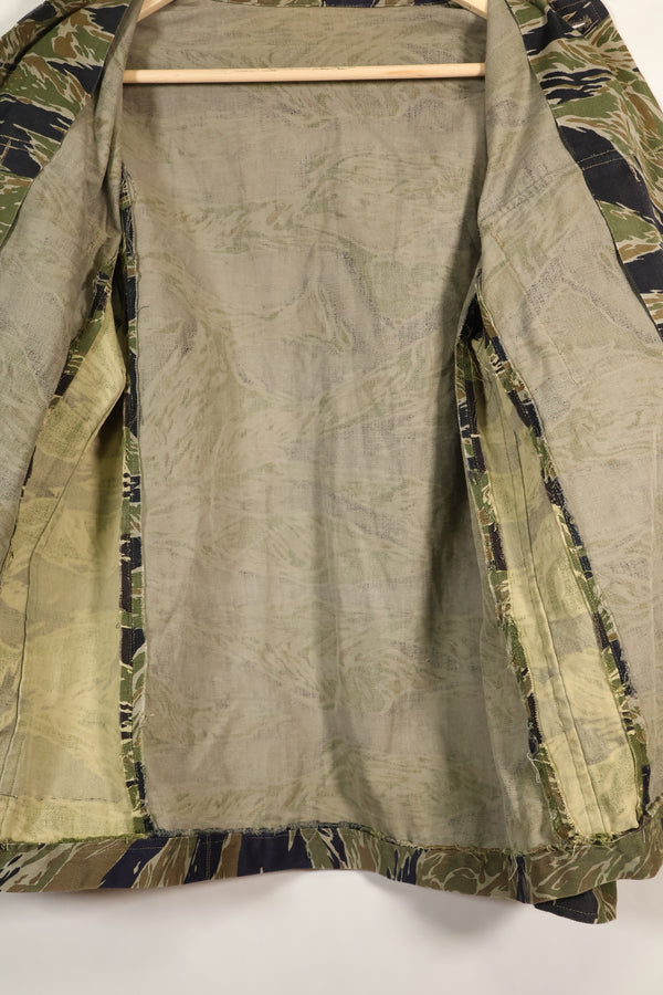 เสื้อเชิ้ต Silver Tiger ผลิตในญี่ปุ่นช่วงกลางทศวรรษ 1960 ตัดแบบเอเชีย ปรับขนาดด้วยผ้าอีกชิ้น มีการใช้งานแล้ว