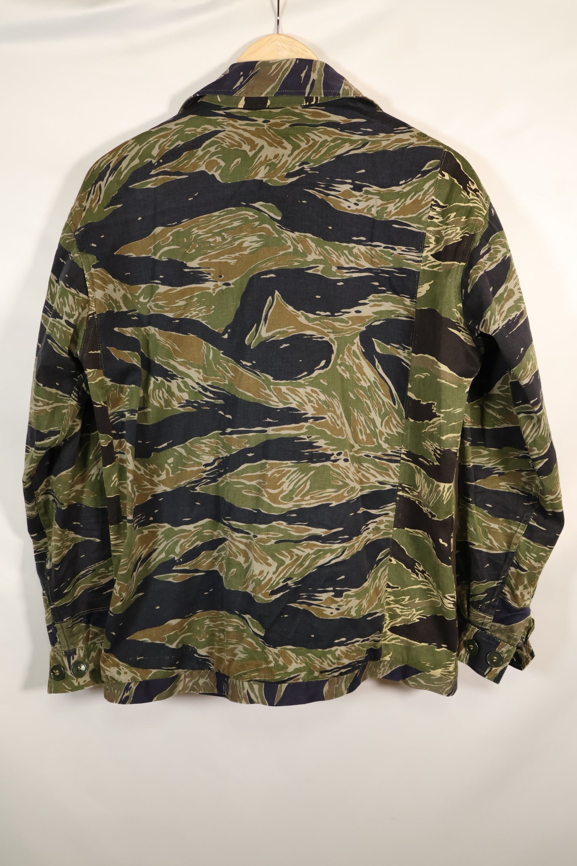 เสื้อเชิ้ต Silver Tiger ผลิตในญี่ปุ่นช่วงกลางทศวรรษ 1960 ตัดแบบเอเชีย ปรับขนาดด้วยผ้าอีกชิ้น มีการใช้งานแล้ว