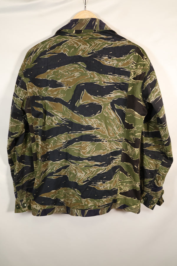 เสื้อเชิ้ต Silver Tiger ผลิตในญี่ปุ่นช่วงกลางทศวรรษ 1960 ตัดแบบเอเชีย ปรับขนาดด้วยผ้าอีกชิ้น มีการใช้งานแล้ว