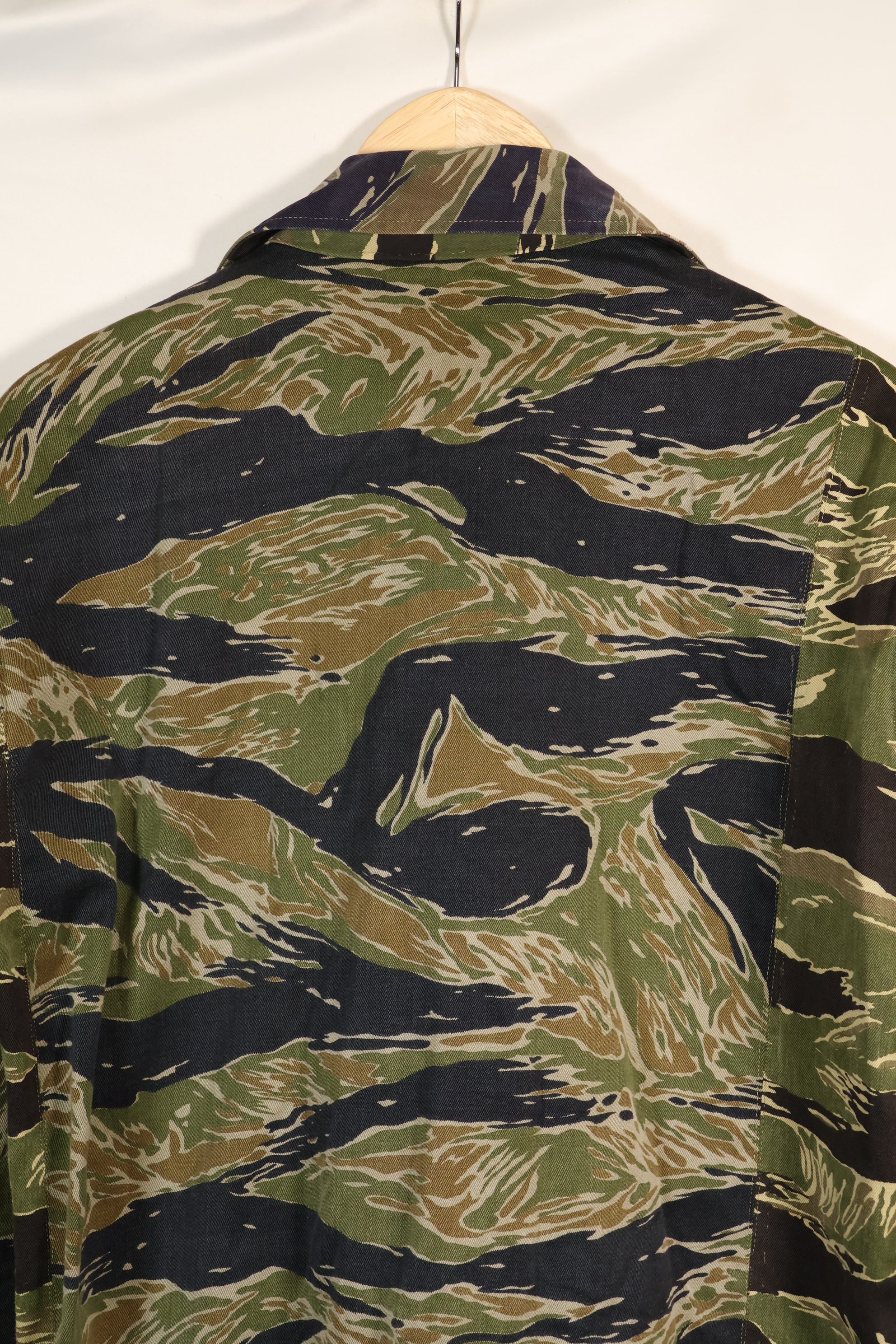 เสื้อเชิ้ต Silver Tiger ผลิตในญี่ปุ่นช่วงกลางทศวรรษ 1960 ตัดแบบเอเชีย ปรับขนาดด้วยผ้าอีกชิ้น มีการใช้งานแล้ว