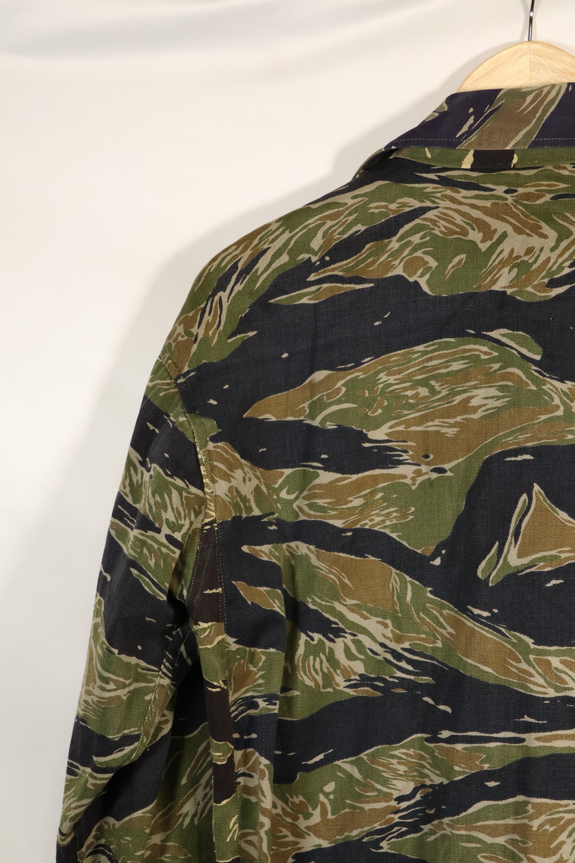 เสื้อเชิ้ต Silver Tiger ผลิตในญี่ปุ่นช่วงกลางทศวรรษ 1960 ตัดแบบเอเชีย ปรับขนาดด้วยผ้าอีกชิ้น มีการใช้งานแล้ว