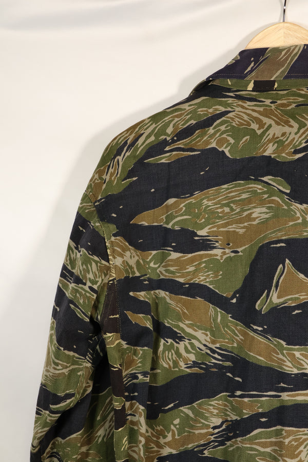 เสื้อเชิ้ต Silver Tiger ผลิตในญี่ปุ่นช่วงกลางทศวรรษ 1960 ตัดแบบเอเชีย ปรับขนาดด้วยผ้าอีกชิ้น มีการใช้งานแล้ว