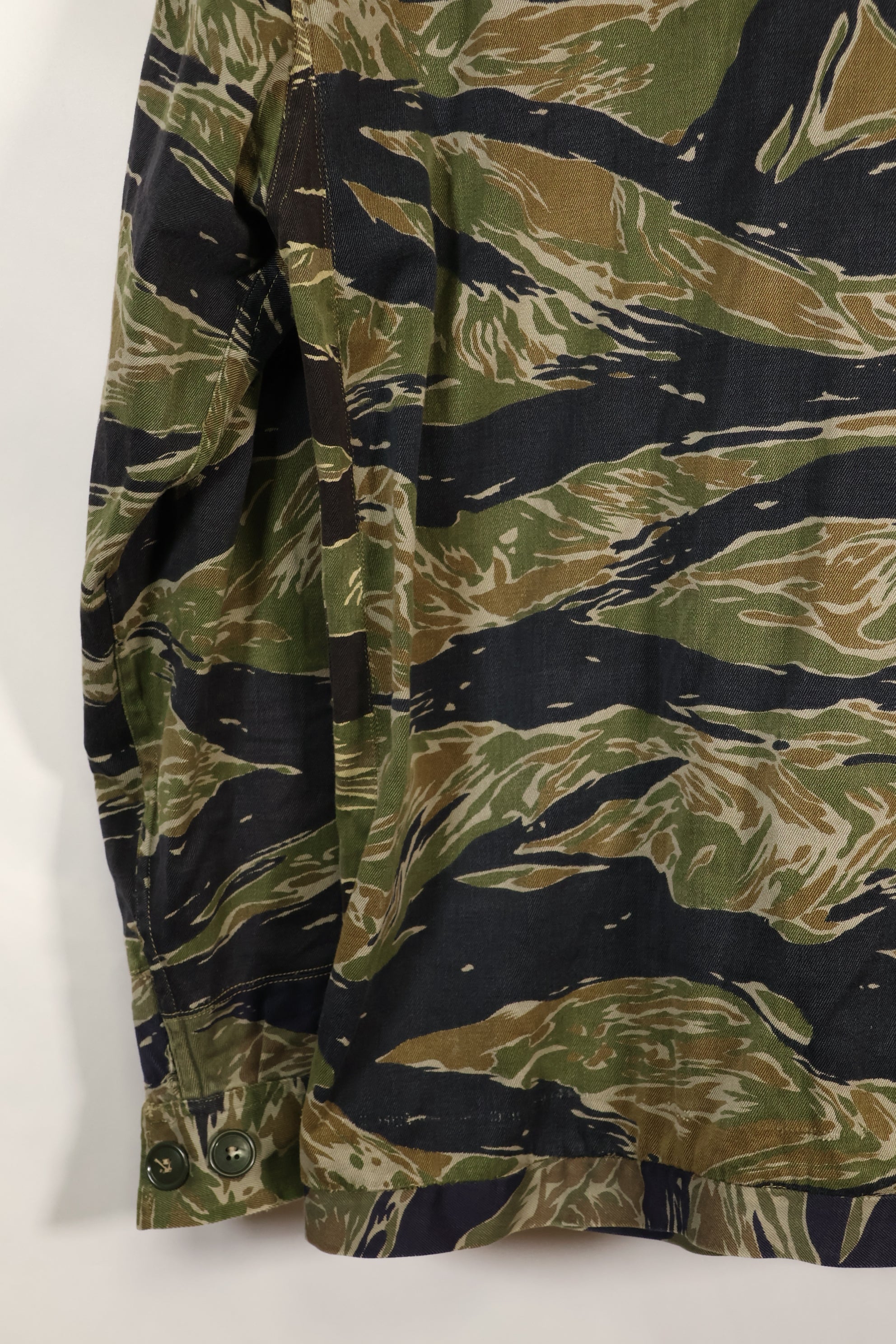 เสื้อเชิ้ต Silver Tiger ผลิตในญี่ปุ่นช่วงกลางทศวรรษ 1960 ตัดแบบเอเชีย ปรับขนาดด้วยผ้าอีกชิ้น มีการใช้งานแล้ว