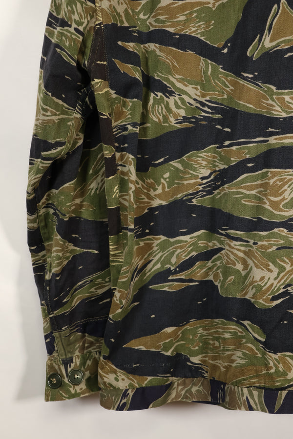 เสื้อเชิ้ต Silver Tiger ผลิตในญี่ปุ่นช่วงกลางทศวรรษ 1960 ตัดแบบเอเชีย ปรับขนาดด้วยผ้าอีกชิ้น มีการใช้งานแล้ว