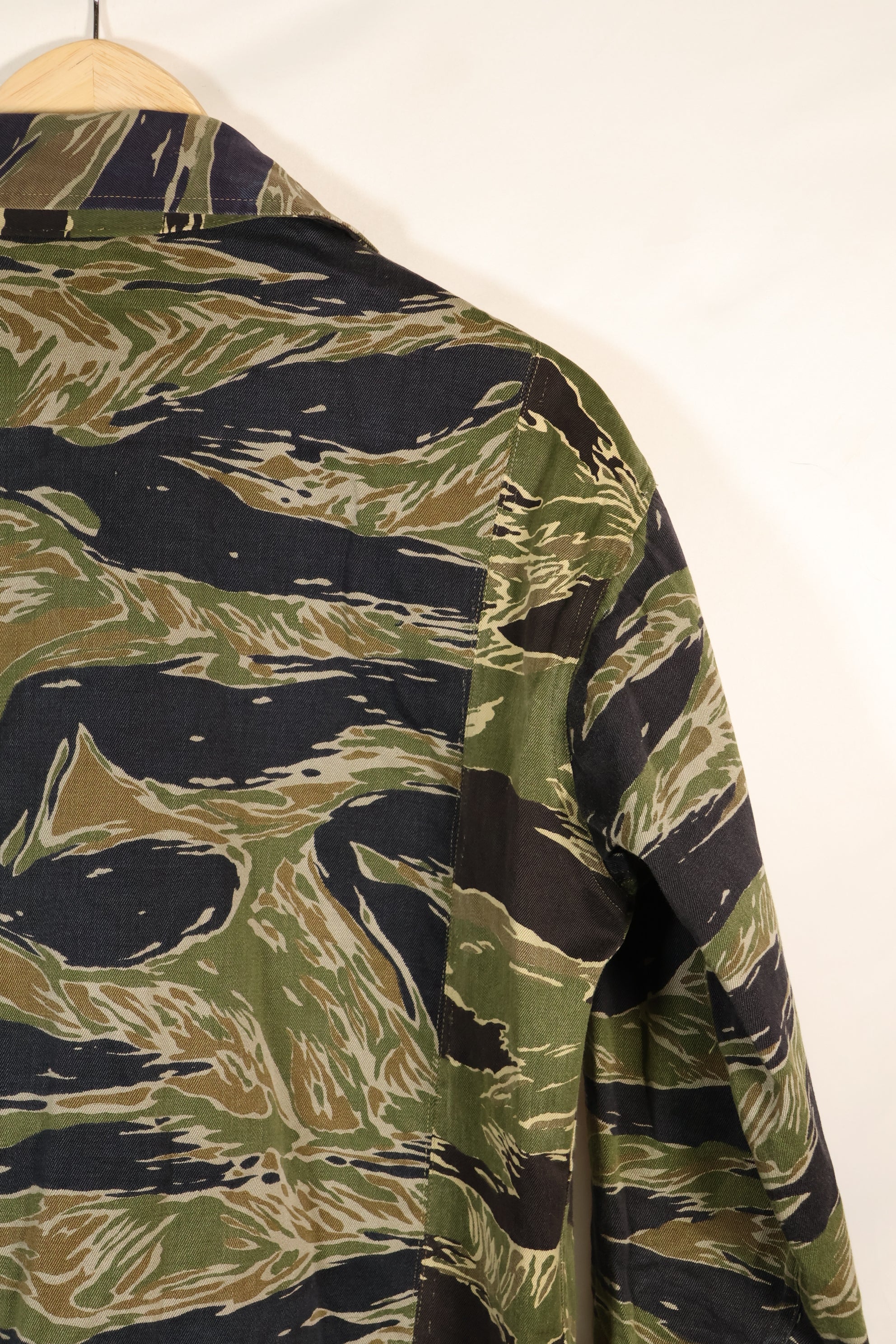 เสื้อเชิ้ต Silver Tiger ผลิตในญี่ปุ่นช่วงกลางทศวรรษ 1960 ตัดแบบเอเชีย ปรับขนาดด้วยผ้าอีกชิ้น มีการใช้งานแล้ว