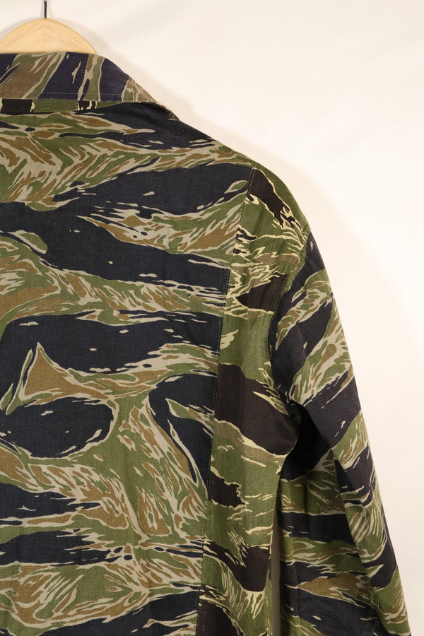 เสื้อเชิ้ต Silver Tiger ผลิตในญี่ปุ่นช่วงกลางทศวรรษ 1960 ตัดแบบเอเชีย ปรับขนาดด้วยผ้าอีกชิ้น มีการใช้งานแล้ว