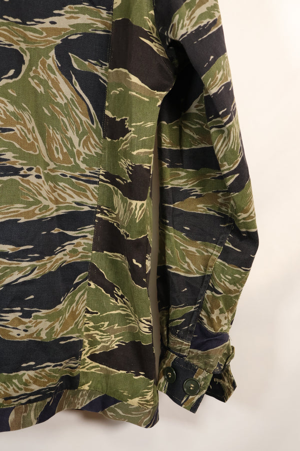 เสื้อเชิ้ต Silver Tiger ผลิตในญี่ปุ่นช่วงกลางทศวรรษ 1960 ตัดแบบเอเชีย ปรับขนาดด้วยผ้าอีกชิ้น มีการใช้งานแล้ว