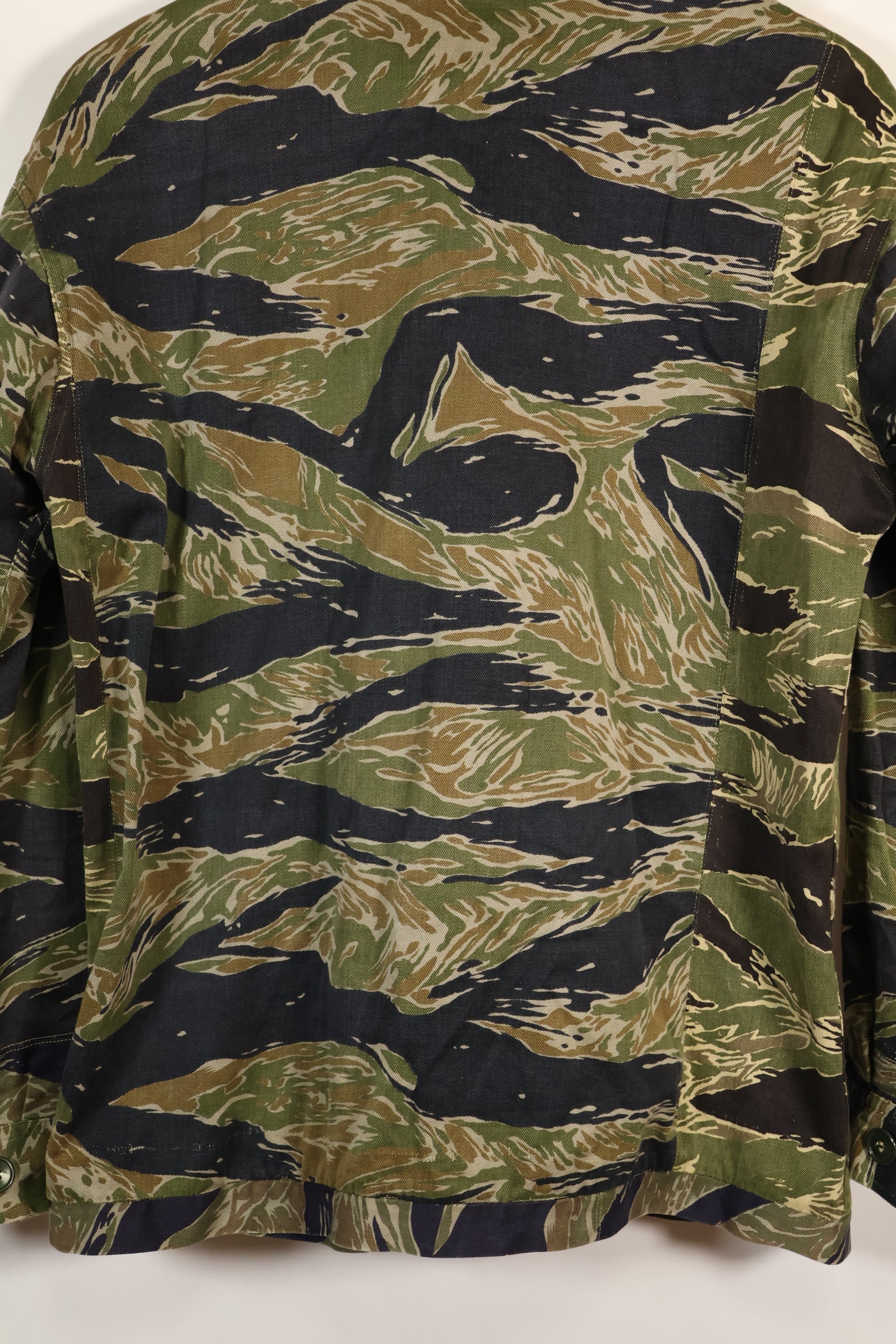 เสื้อเชิ้ต Silver Tiger ผลิตในญี่ปุ่นช่วงกลางทศวรรษ 1960 ตัดแบบเอเชีย ปรับขนาดด้วยผ้าอีกชิ้น มีการใช้งานแล้ว