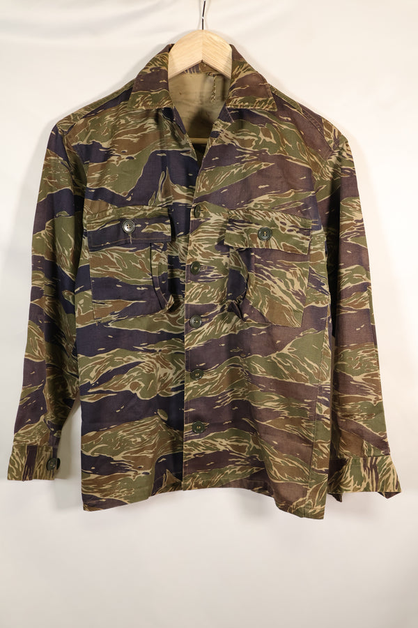 เสื้อเชิ้ตไทเกอร์เงิน ผลิตในญี่ปุ่นช่วงกลางทศวรรษ 1960 ตัดแบบเอเชีย สีซีดน้อย สภาพมือสอง