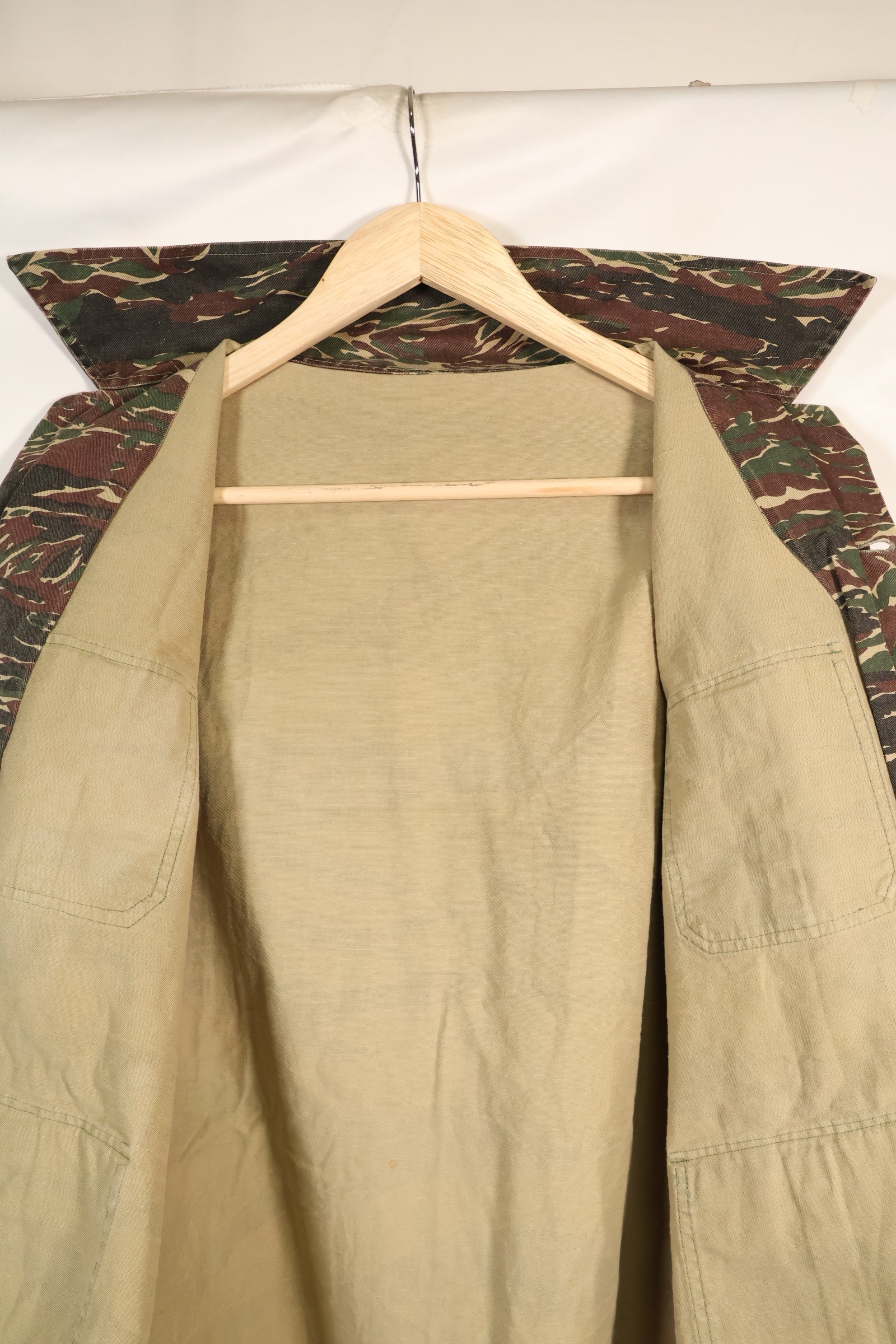 เสื้อเชิ้ตไทเกอร์ลายเสือสีเงินยุค 1970s สี่กระเป๋า มือสอง