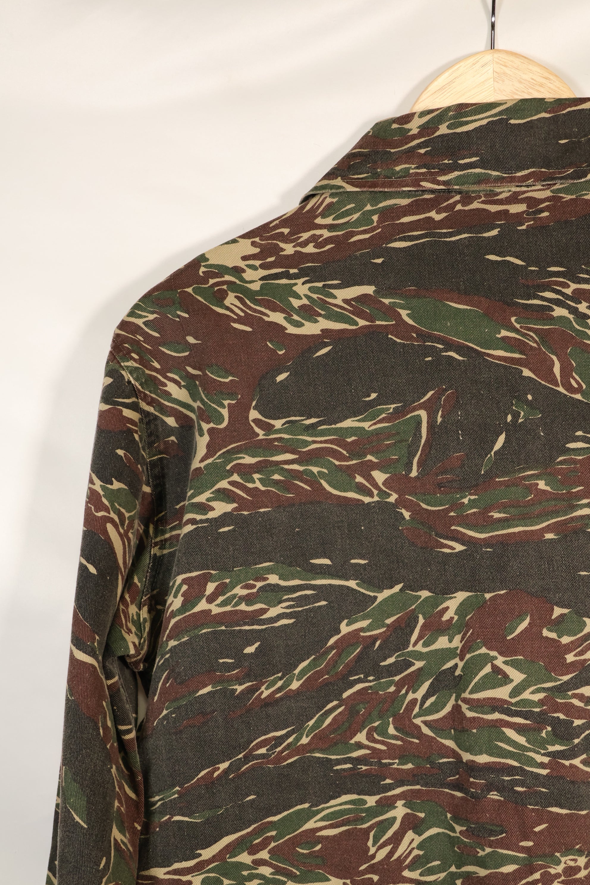 เสื้อเชิ้ตไทเกอร์ลายเสือสีเงินยุค 1970s สี่กระเป๋า มือสอง