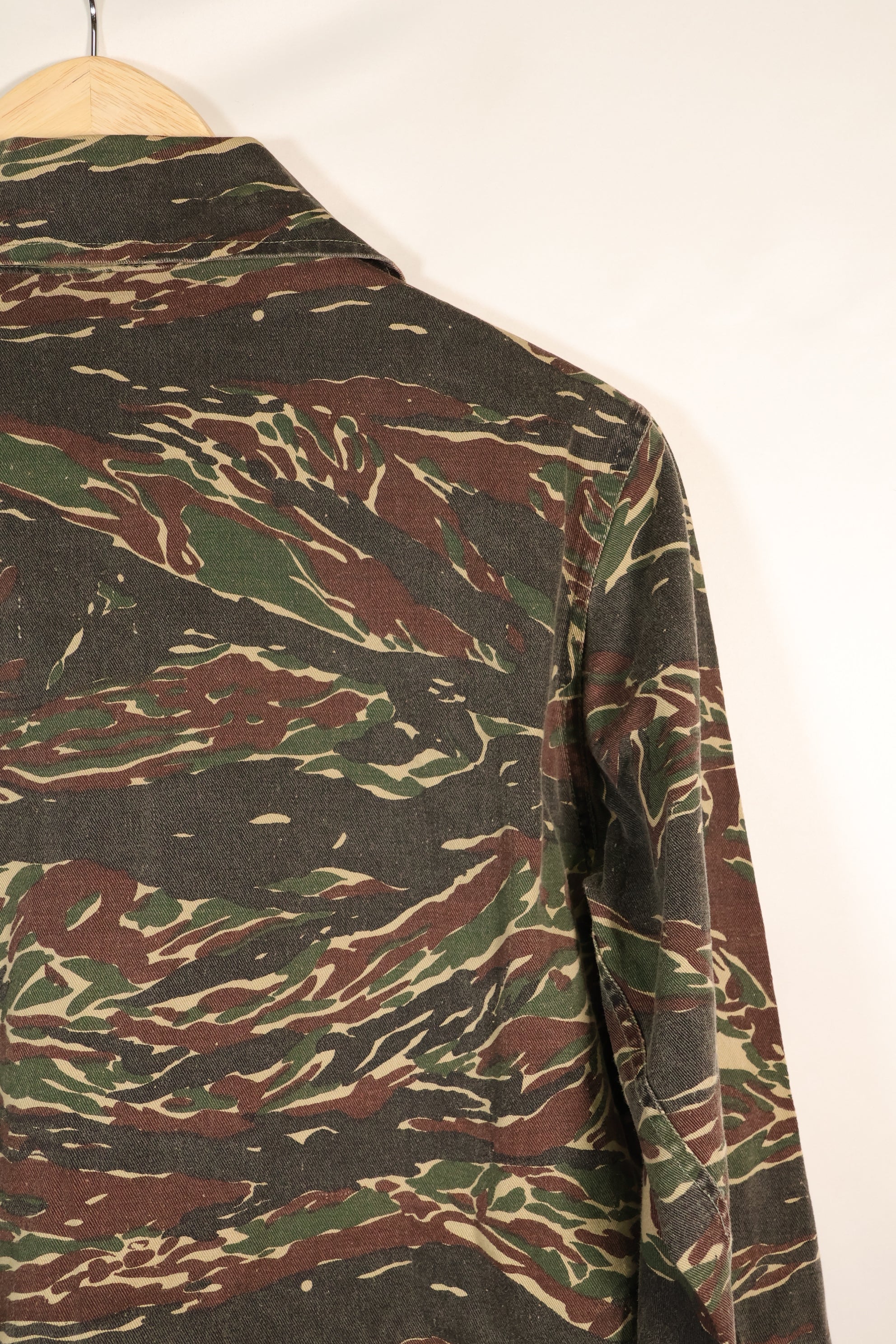 เสื้อเชิ้ตไทเกอร์ลายเสือสีเงินยุค 1970s สี่กระเป๋า มือสอง