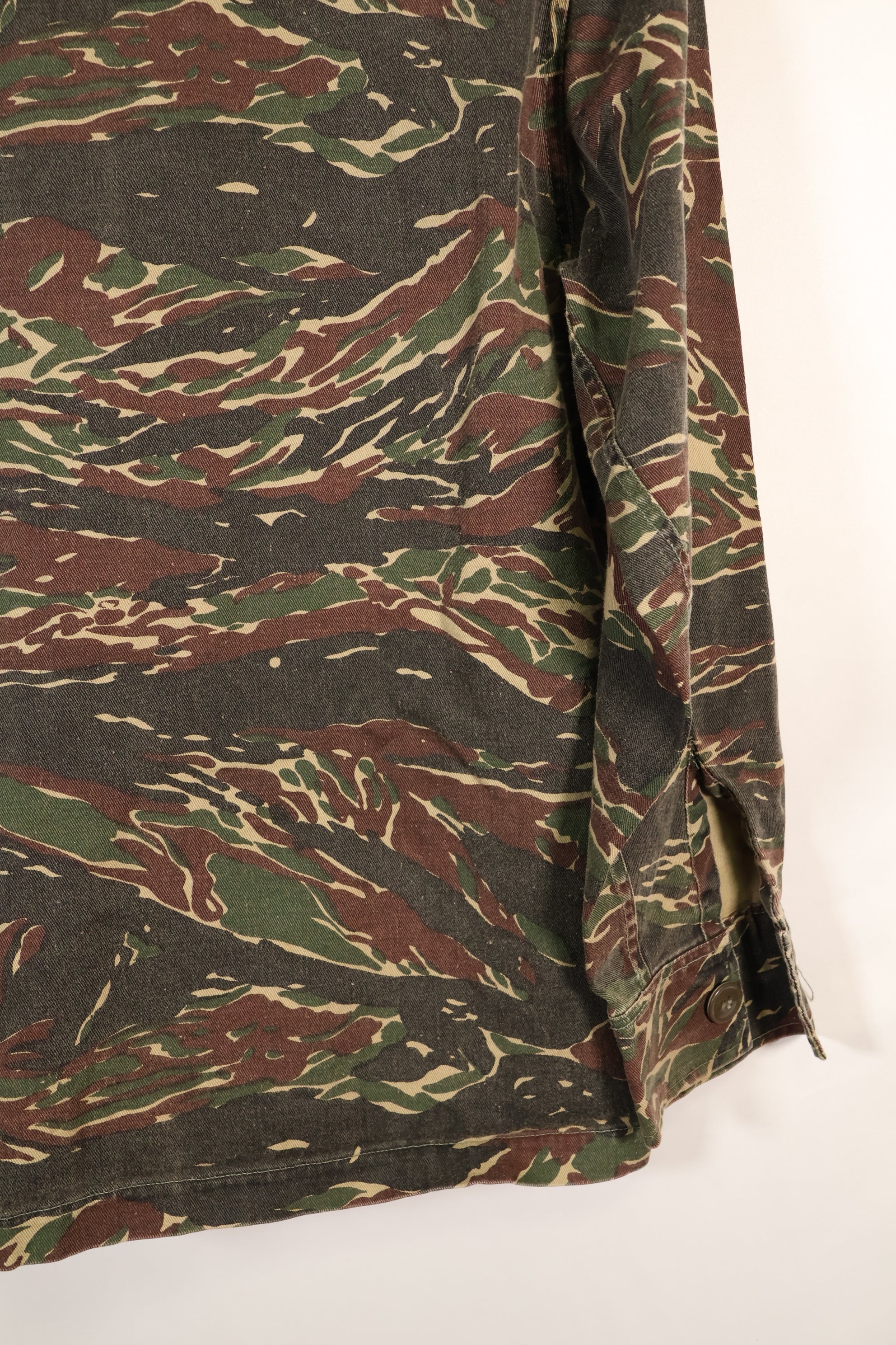 เสื้อเชิ้ตไทเกอร์ลายเสือสีเงินยุค 1970s สี่กระเป๋า มือสอง