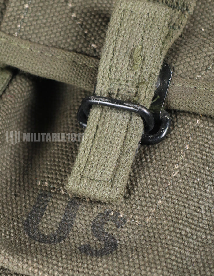 Real U.S. Army M16 A1 20-round magazine ammo pouch, almost unused copy